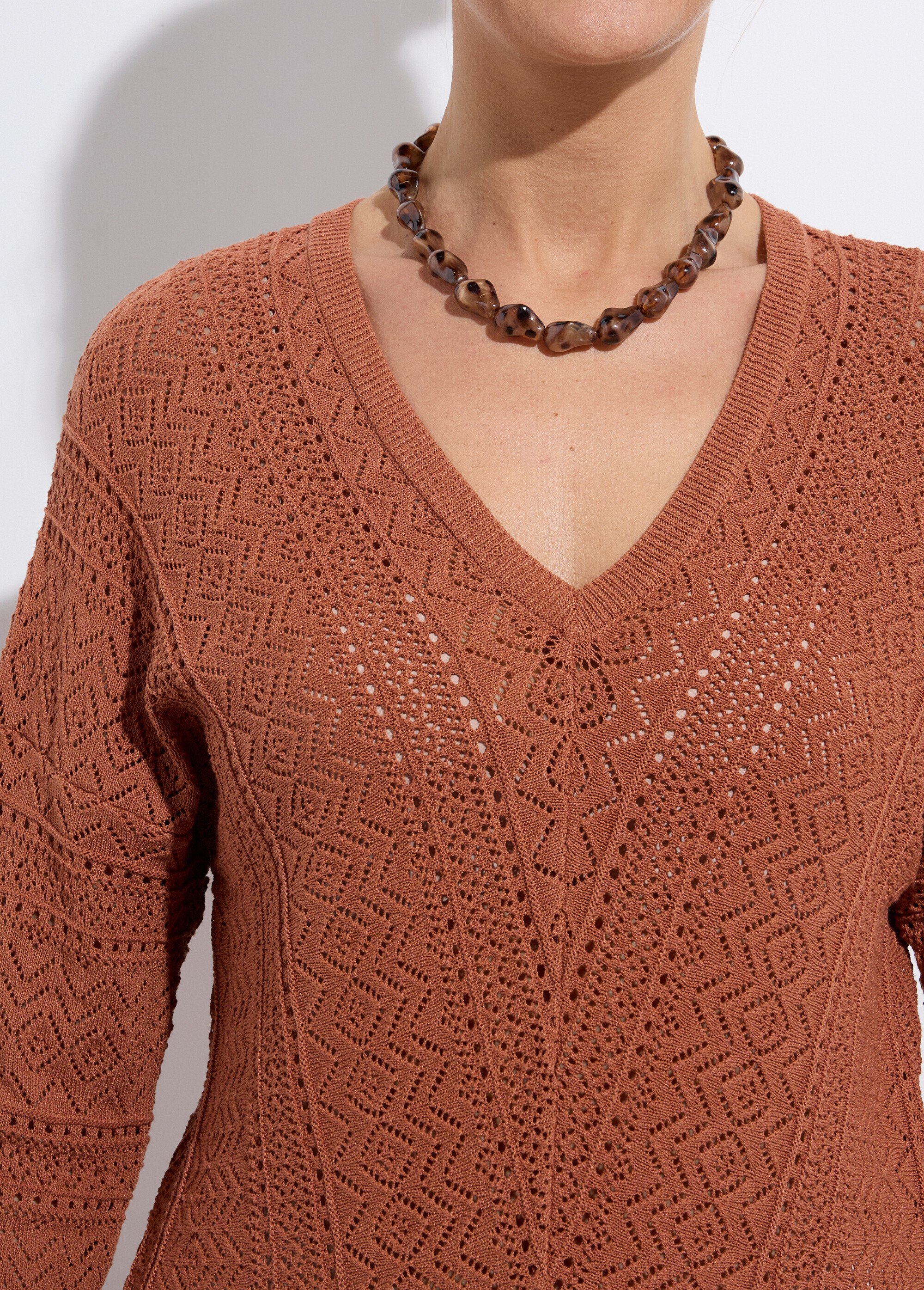 Pull doux col V maille ajourée avec fibres recyclées