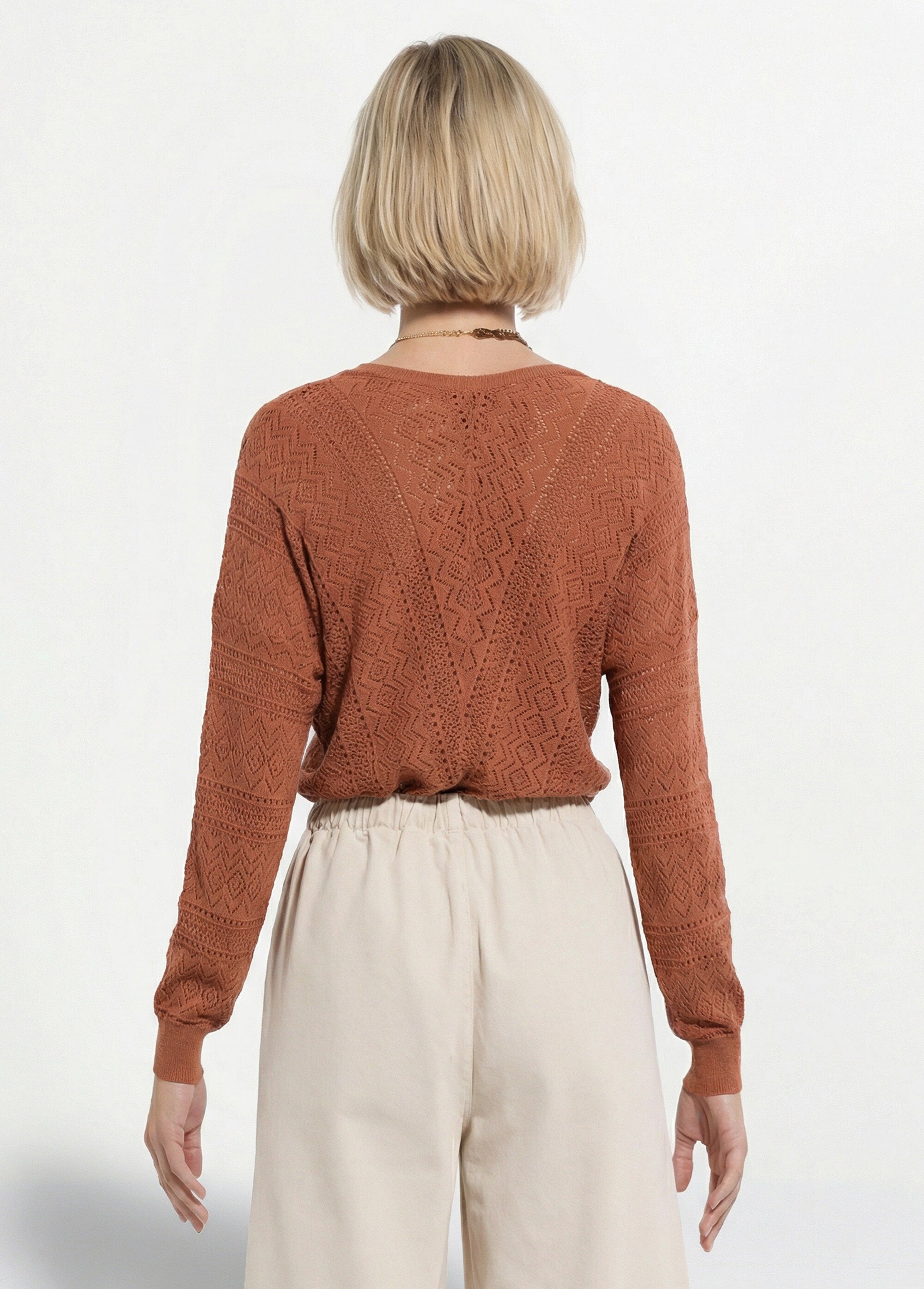 Pull doux col V maille ajourée avec fibres recyclées