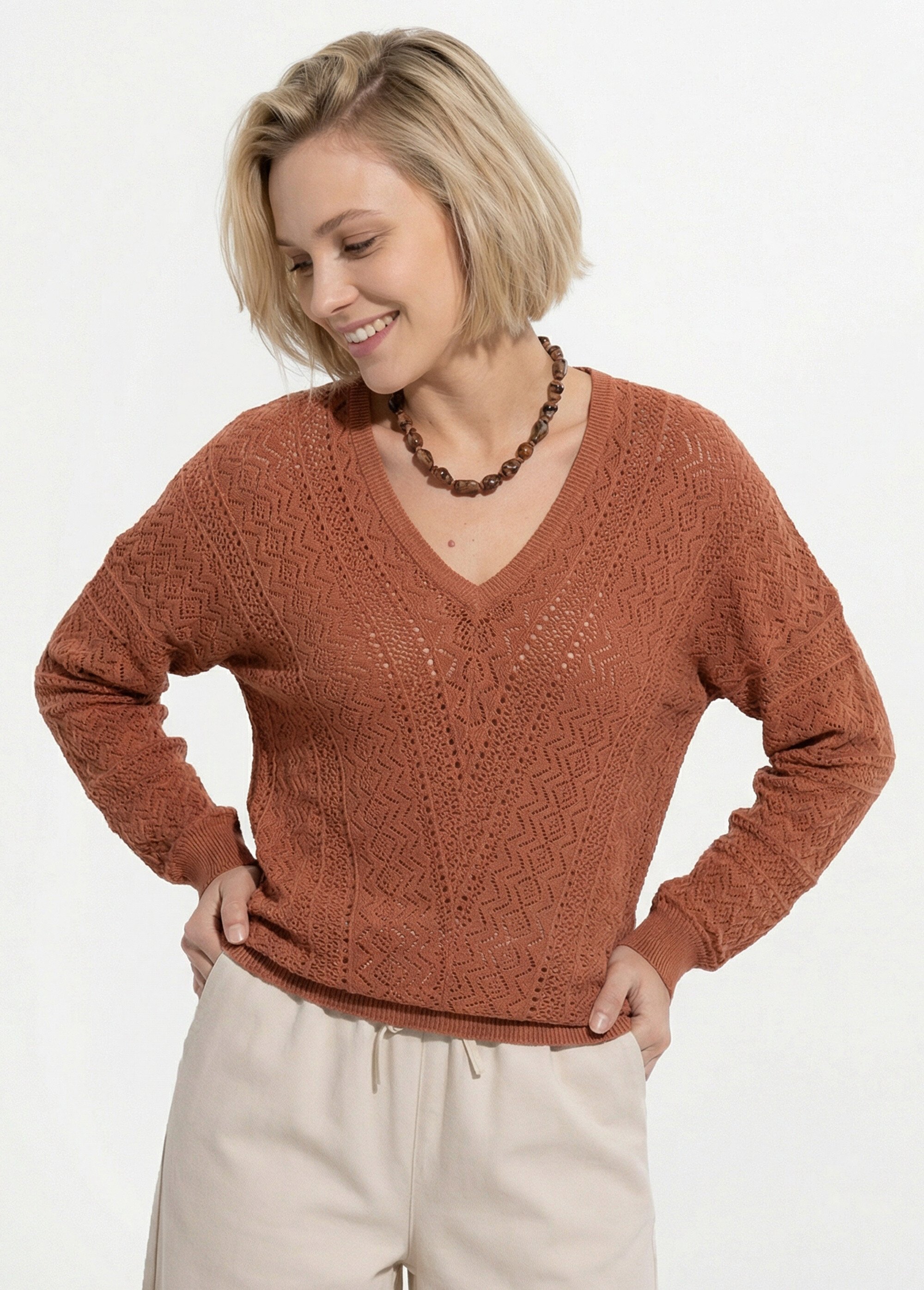 Pull doux col V maille ajourée avec fibres recyclées