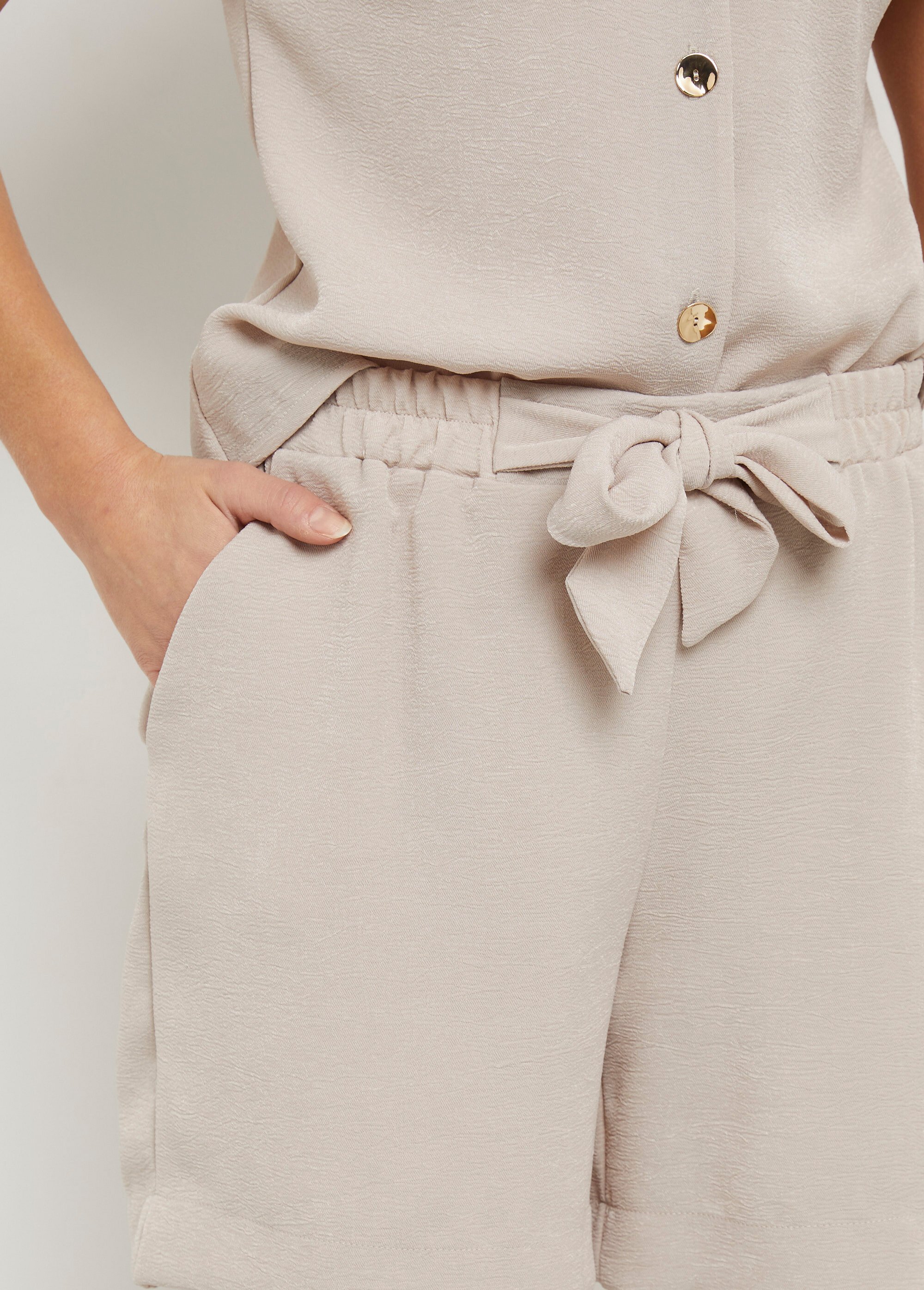 Short souple texturé, noué à la taille