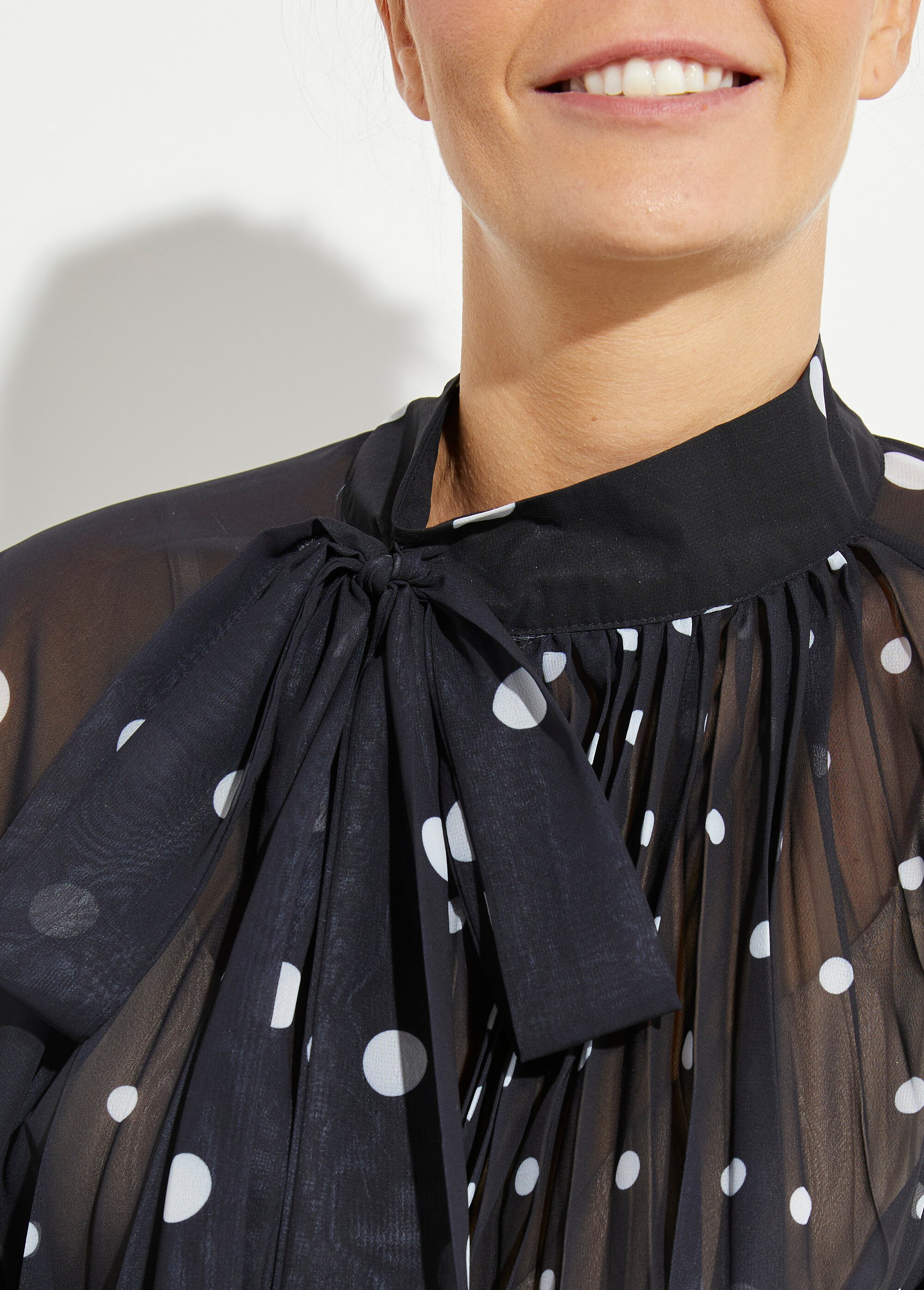 Chemisier à pois et manches bouffantes