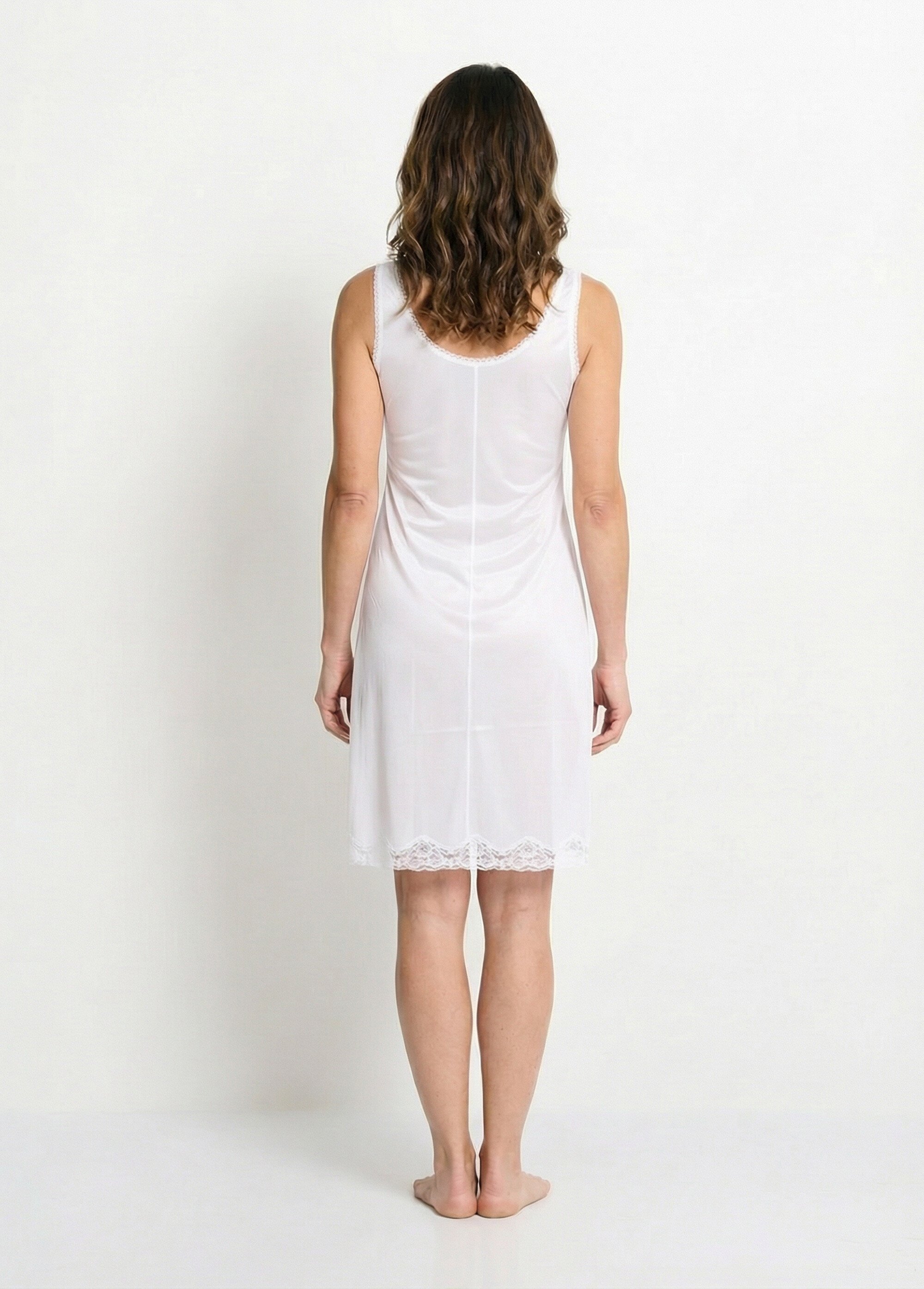 Fond de robe satiné antistatique et dentelle