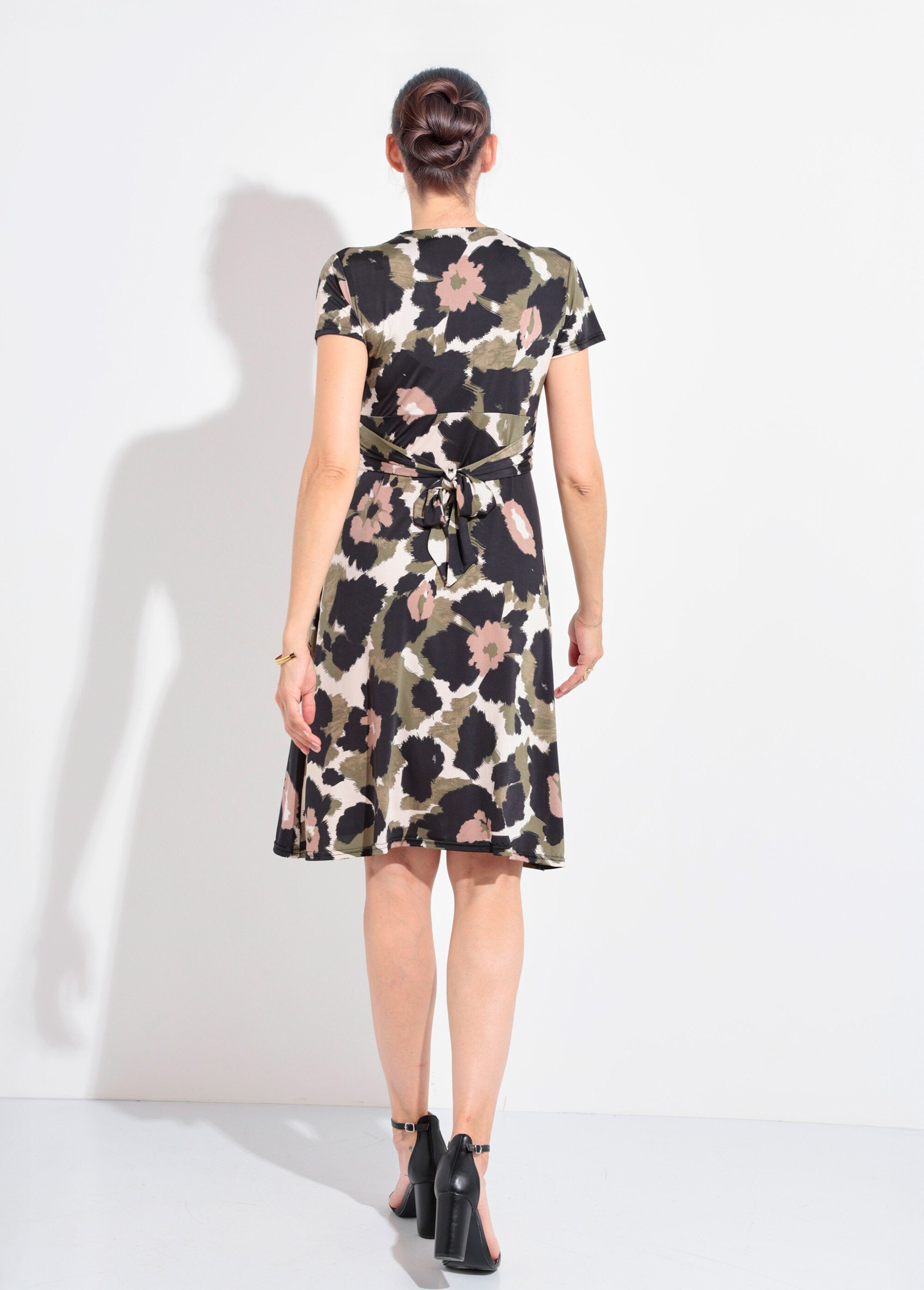 Robe courte col V drapé camouflage arty