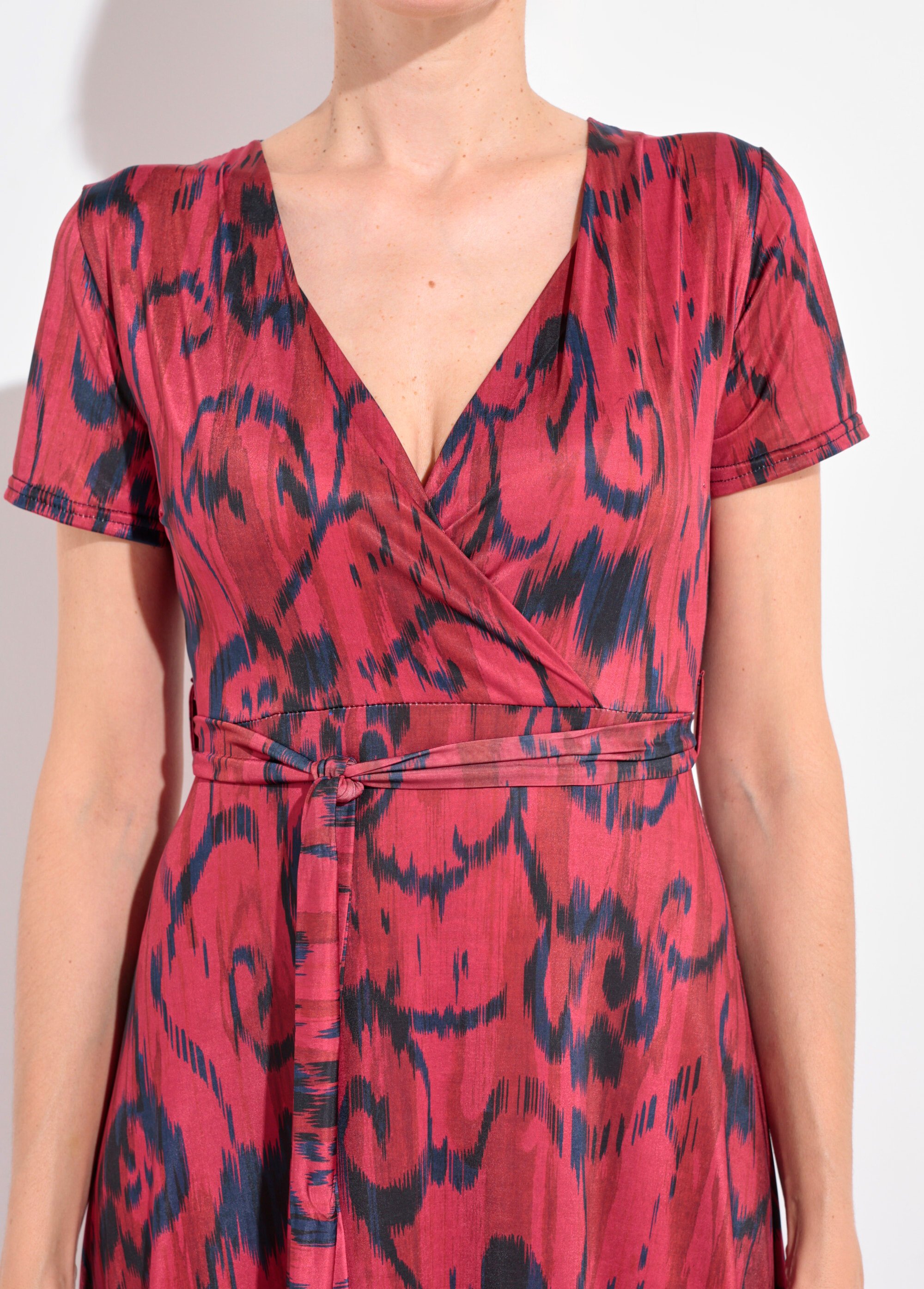 Robe longue, col V cache-cœur ceinturée