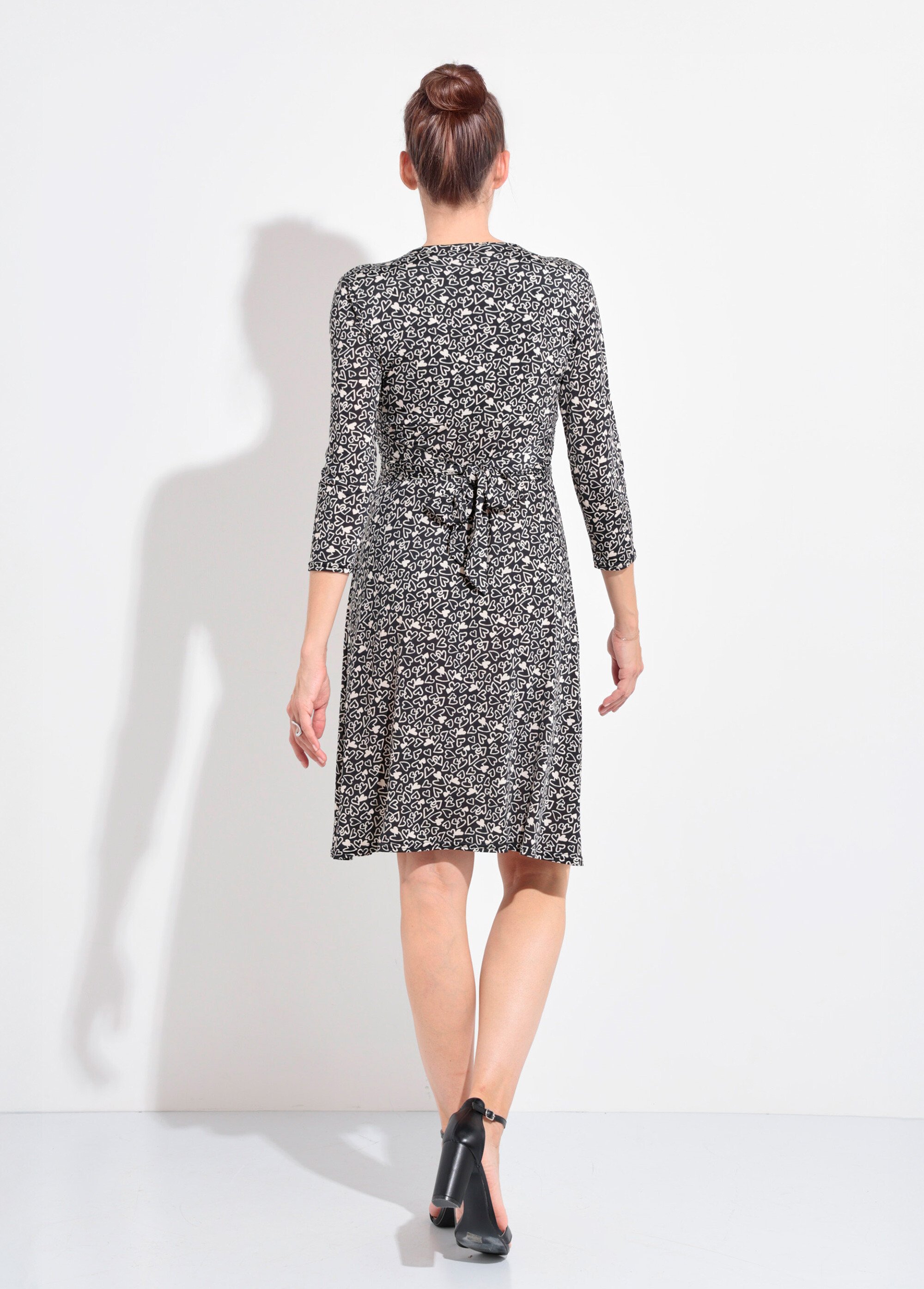 Robe manches 3/4 col V drapé motif cœurs