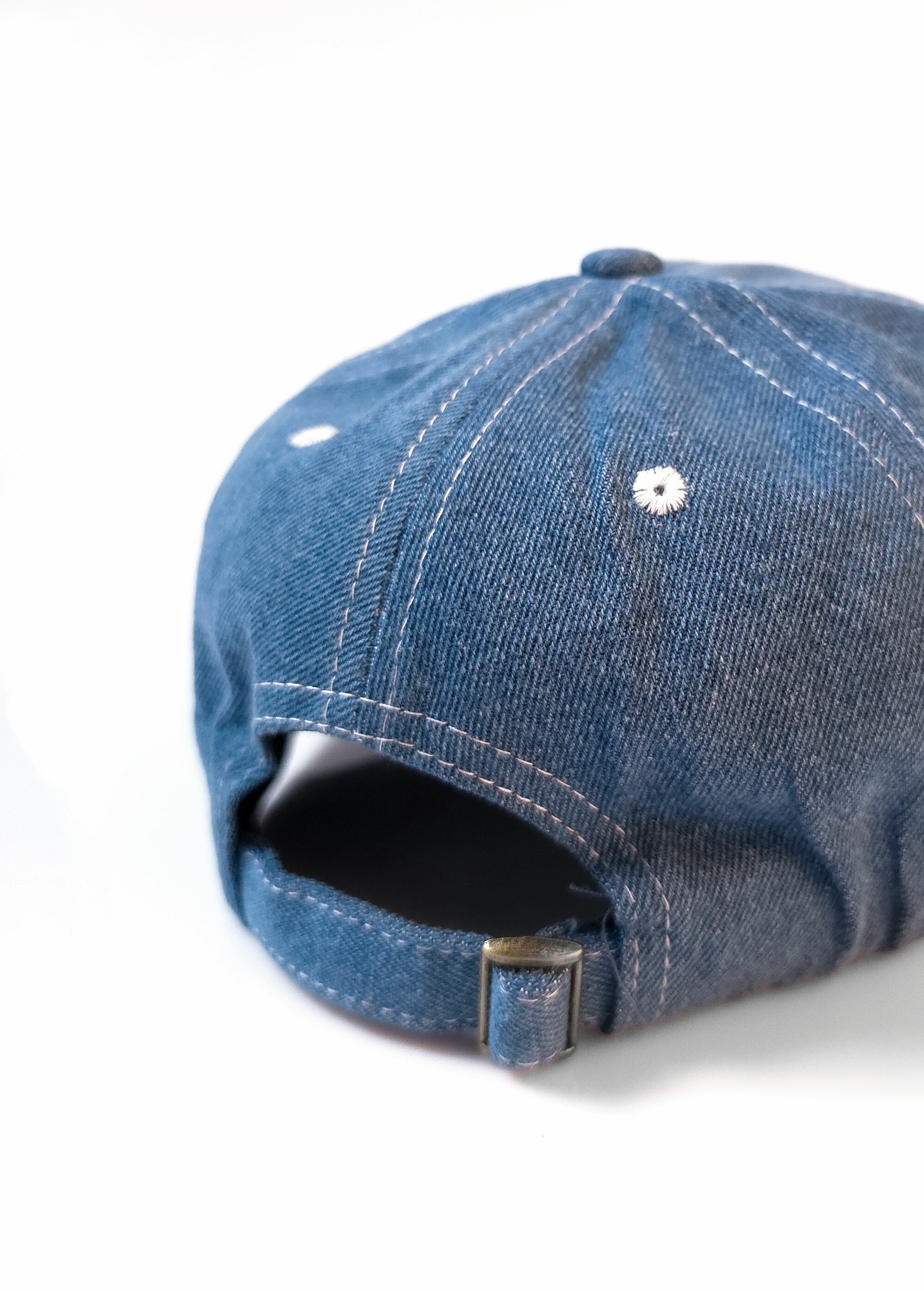 Casquette denim, coutures contrastantes