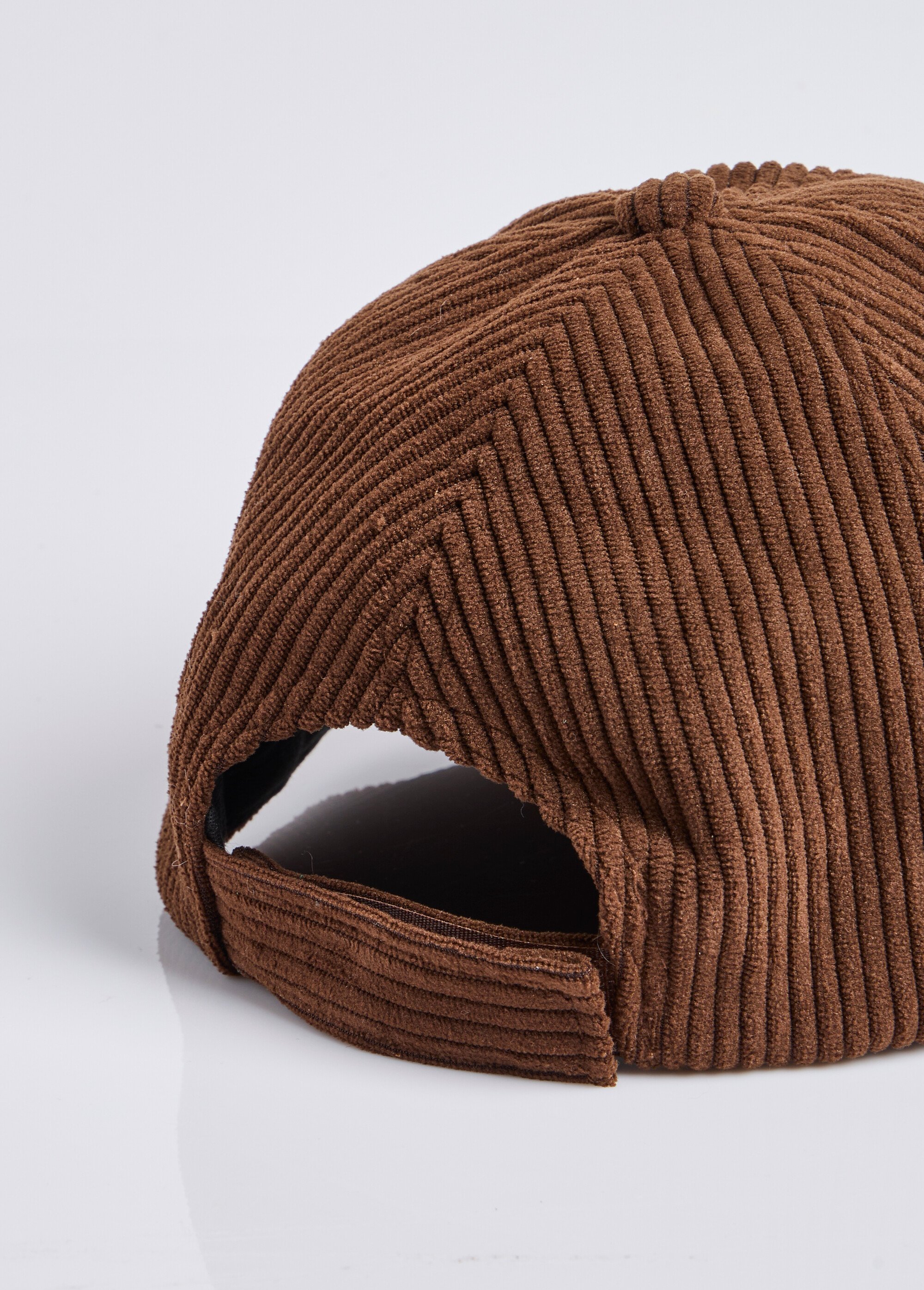 Casquette matière, détail cœur léopard