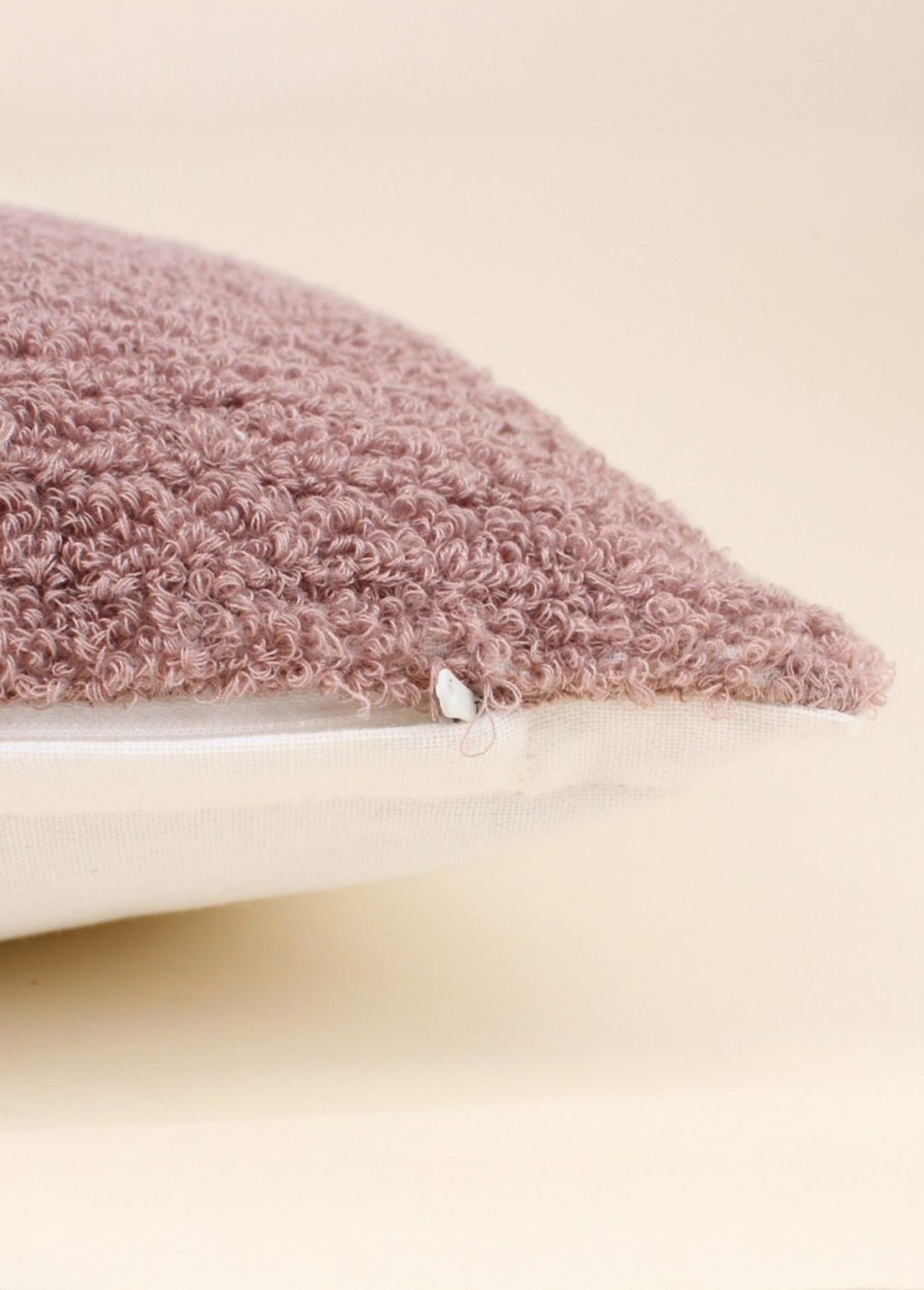 Coussin aspect bouclette, motif fantaisie Marron NOR-25611 DE2