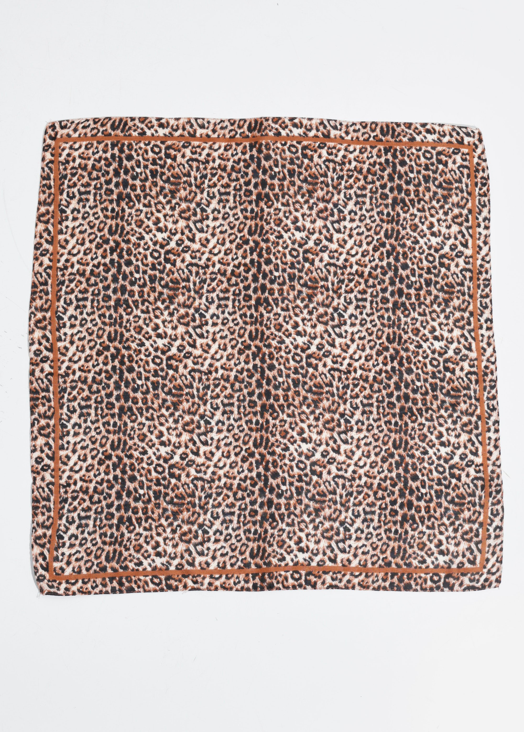 Foulard carré tendance motif léopard