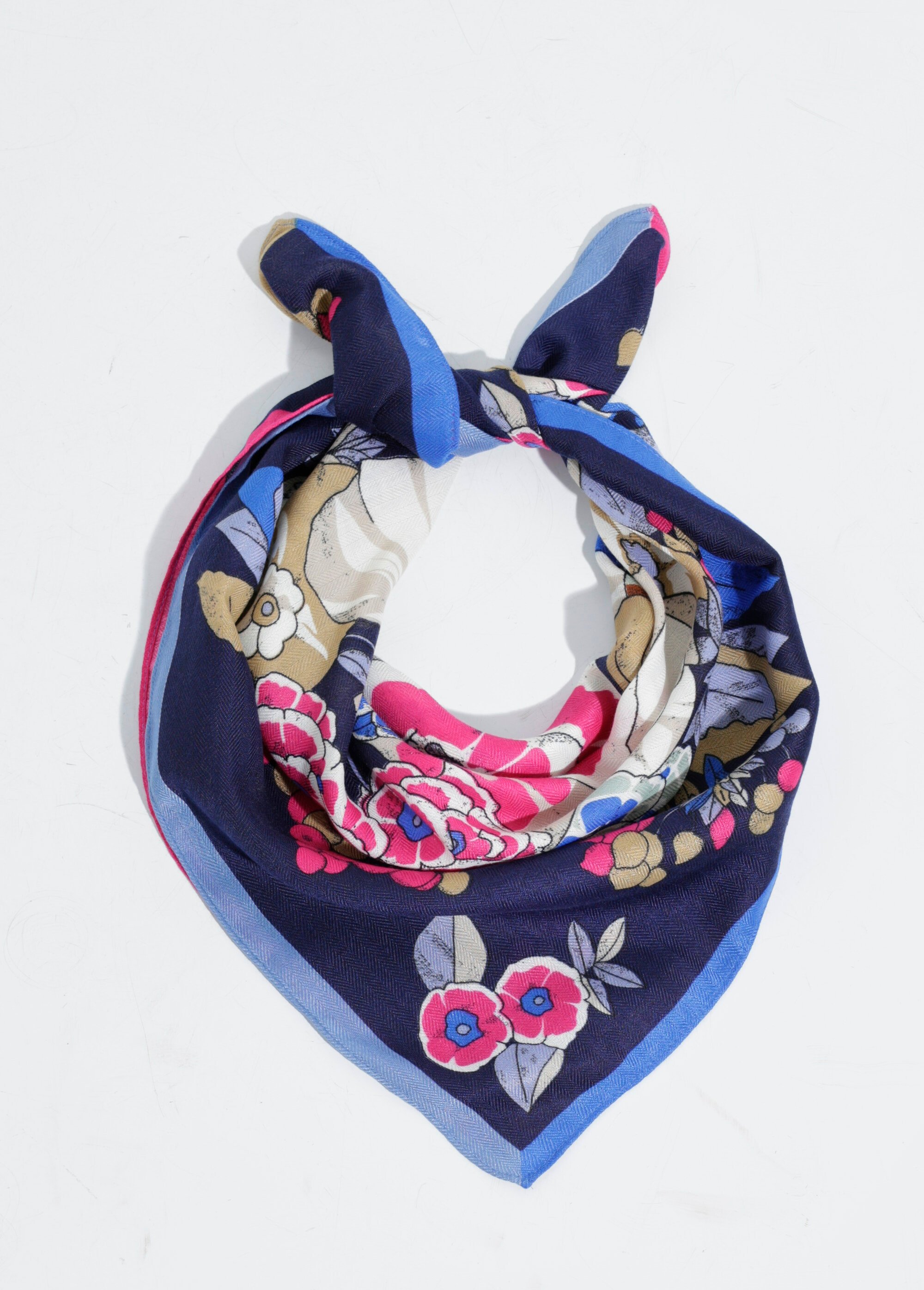 Foulard carré thème floral camélias