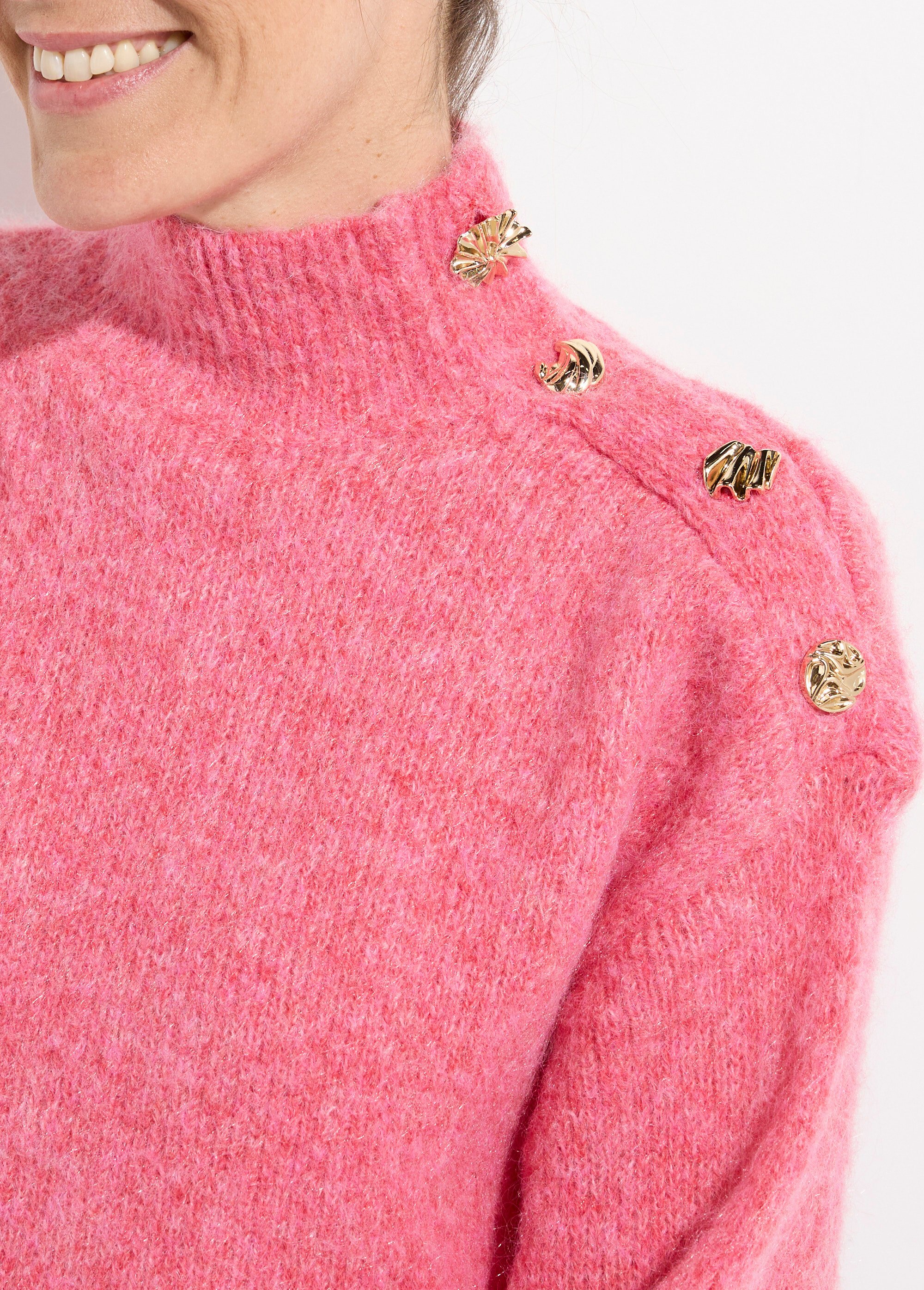 Pull col montant avec boutons bijou