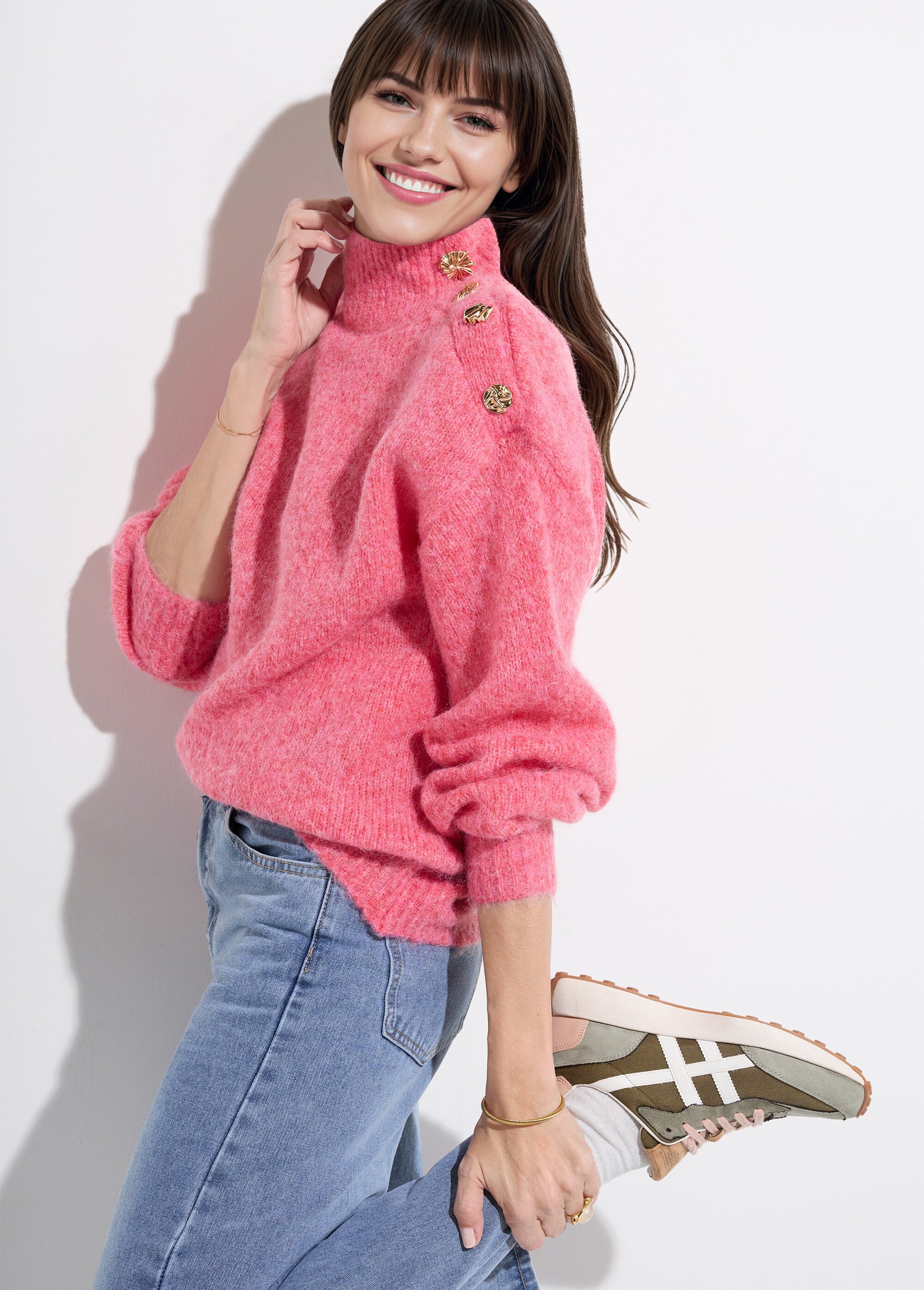 Pull col montant avec boutons bijou