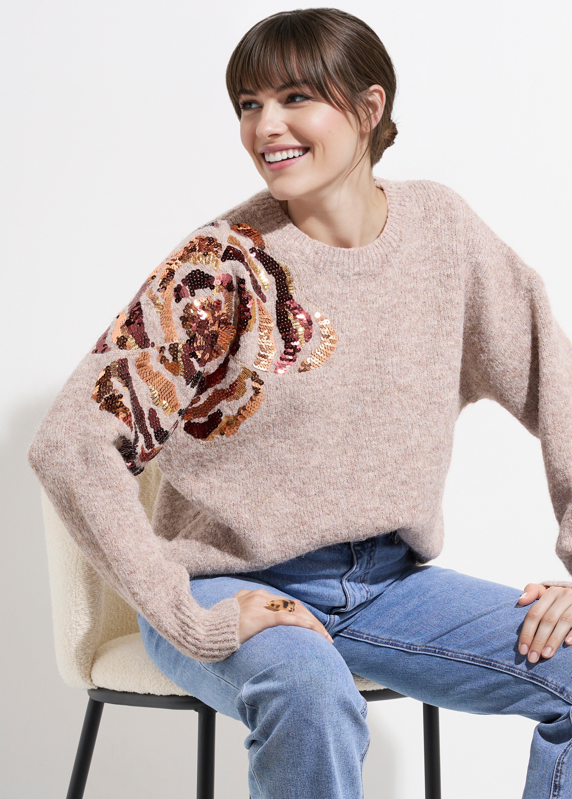 Pull col rond, animation fleur sequins