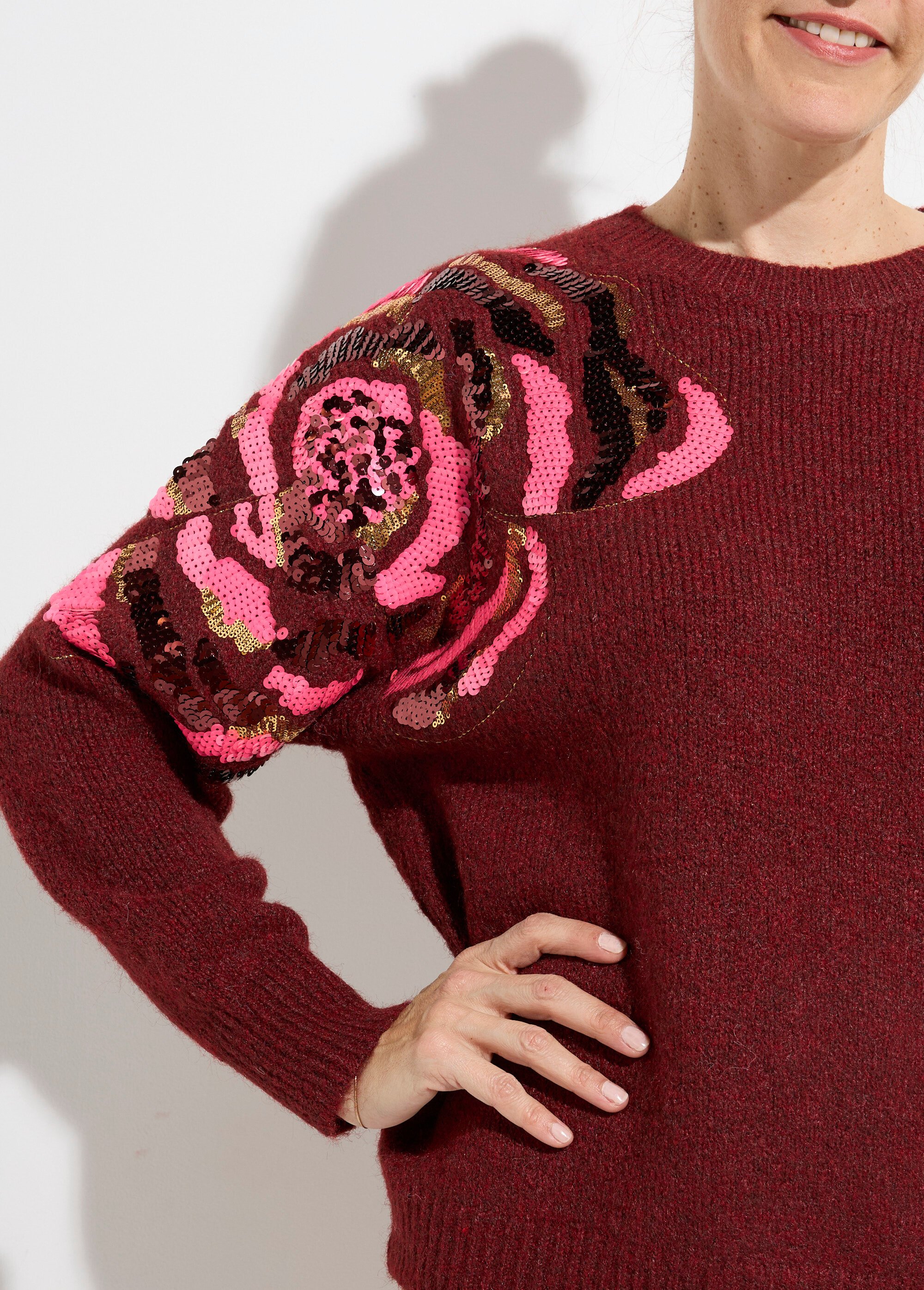 Pull col rond, animation fleur sequins