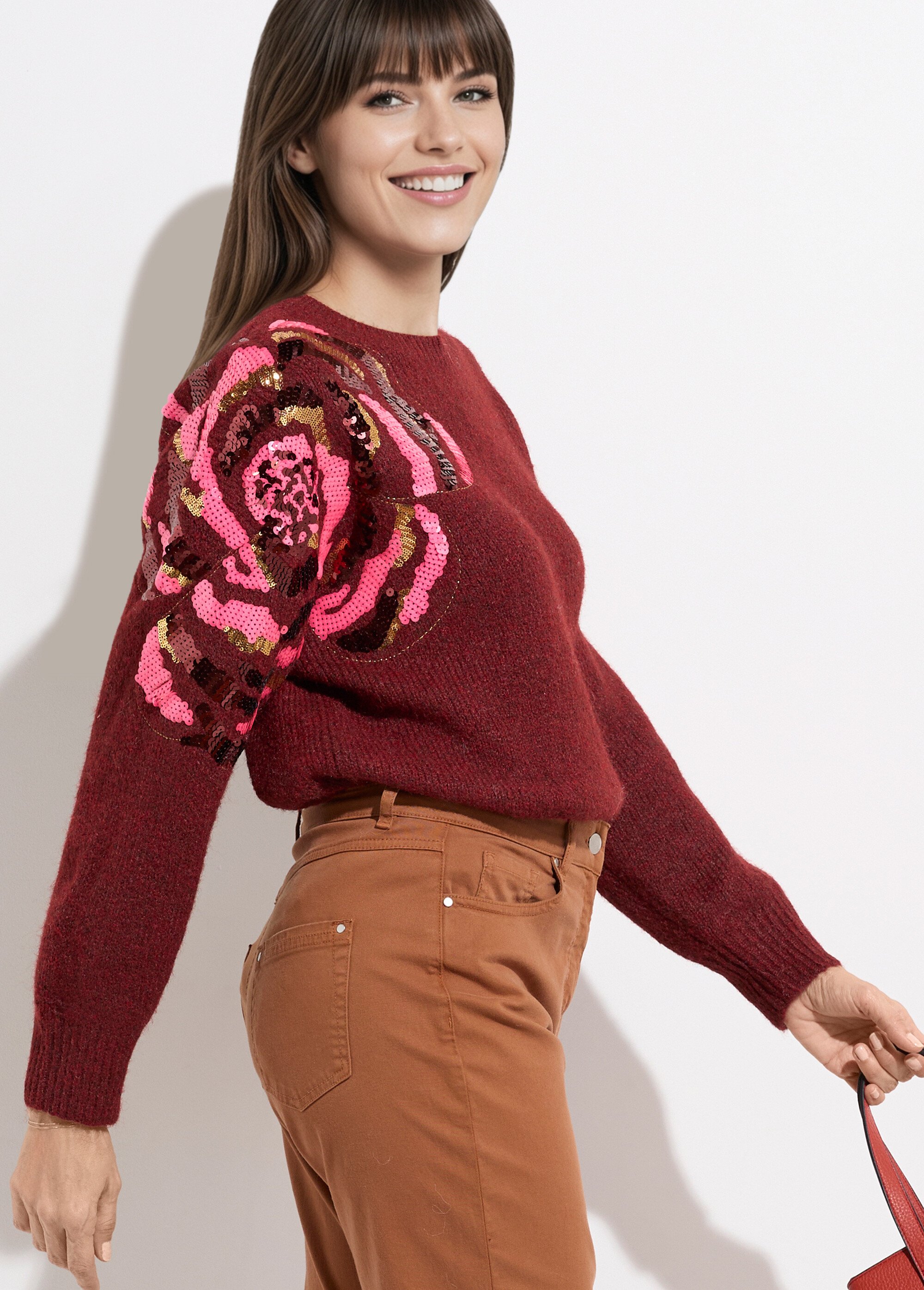 Pull col rond, animation fleur sequins