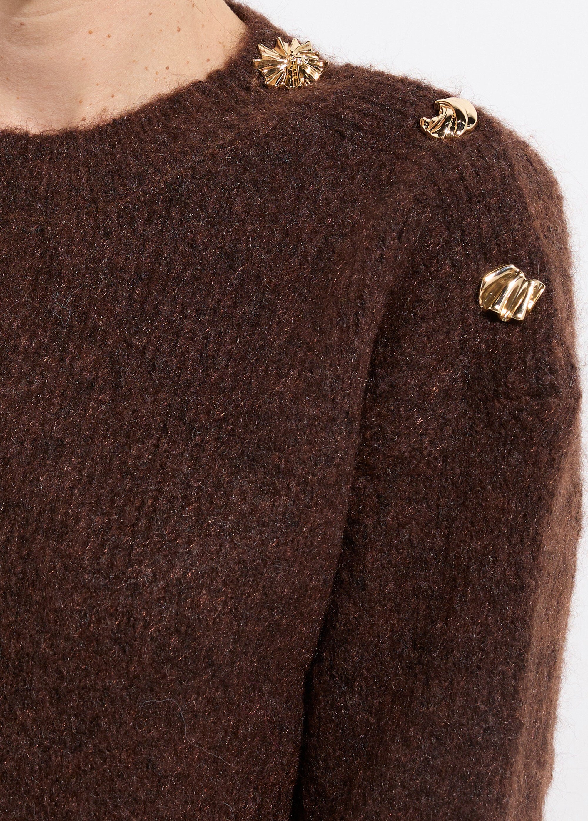 Pull col rond, boutons bijou en métal