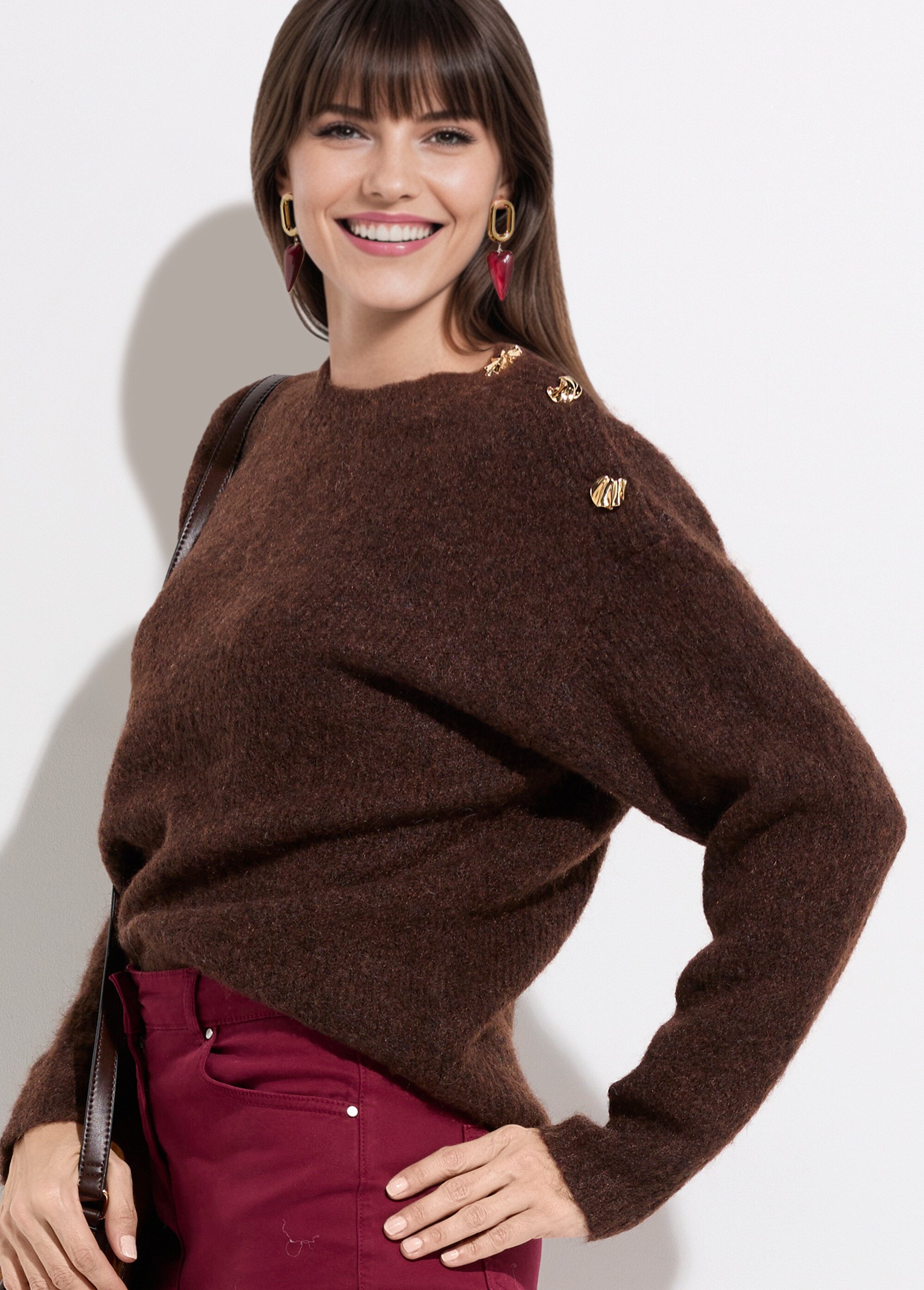 Pull col rond, boutons bijou en métal