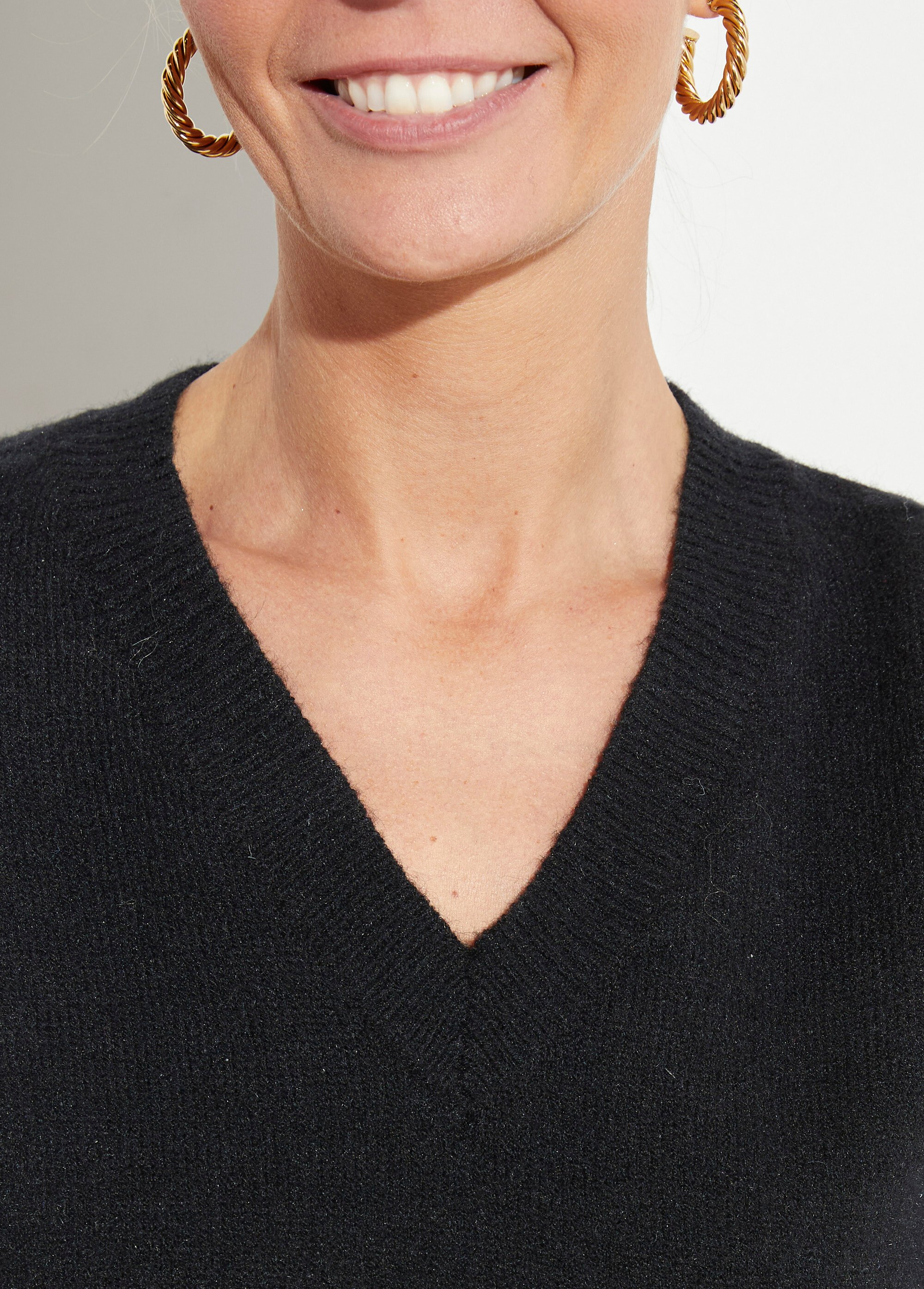 Pull col V en maille, manches dentelle