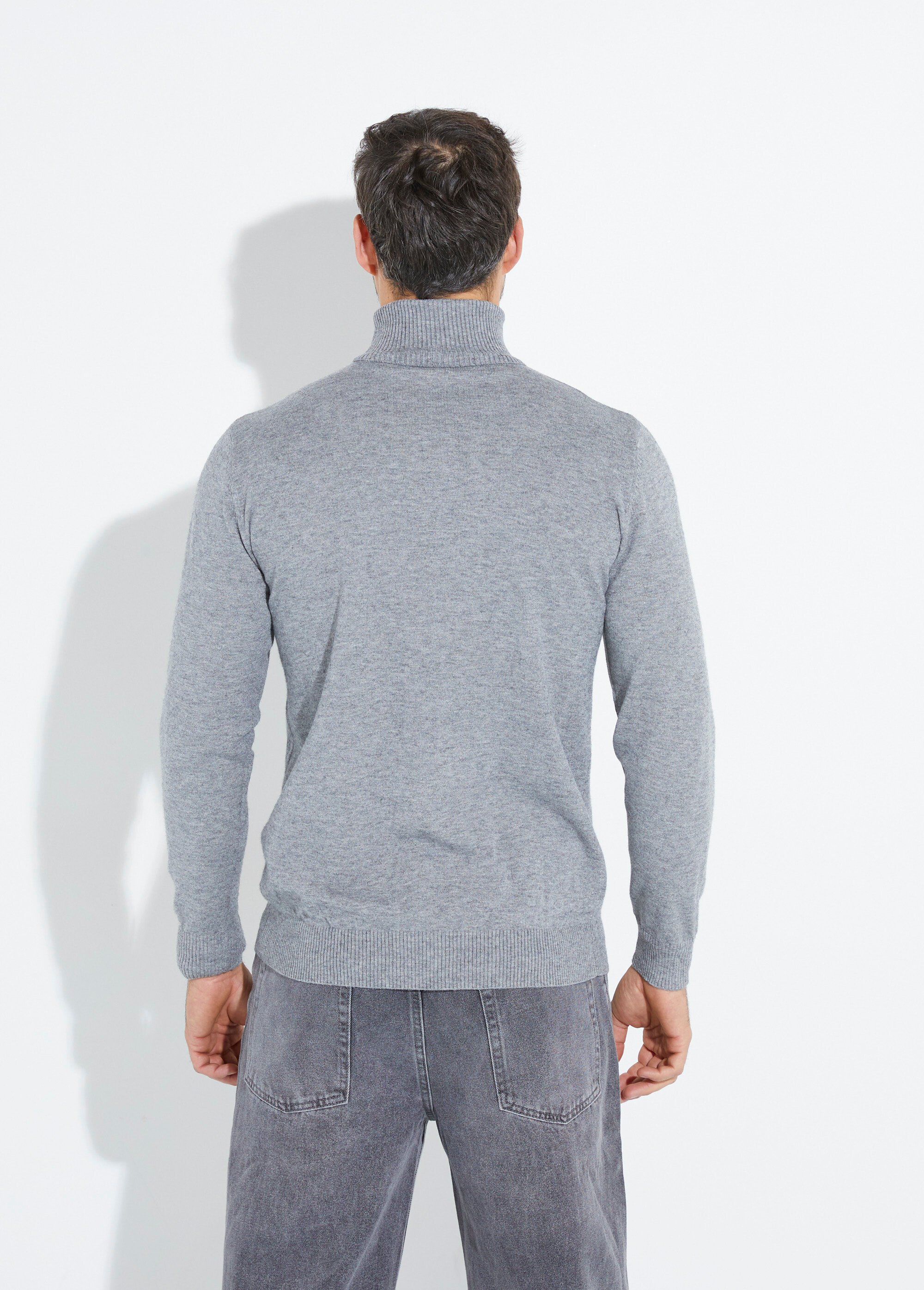 Pull col roulé en maille fine jauge