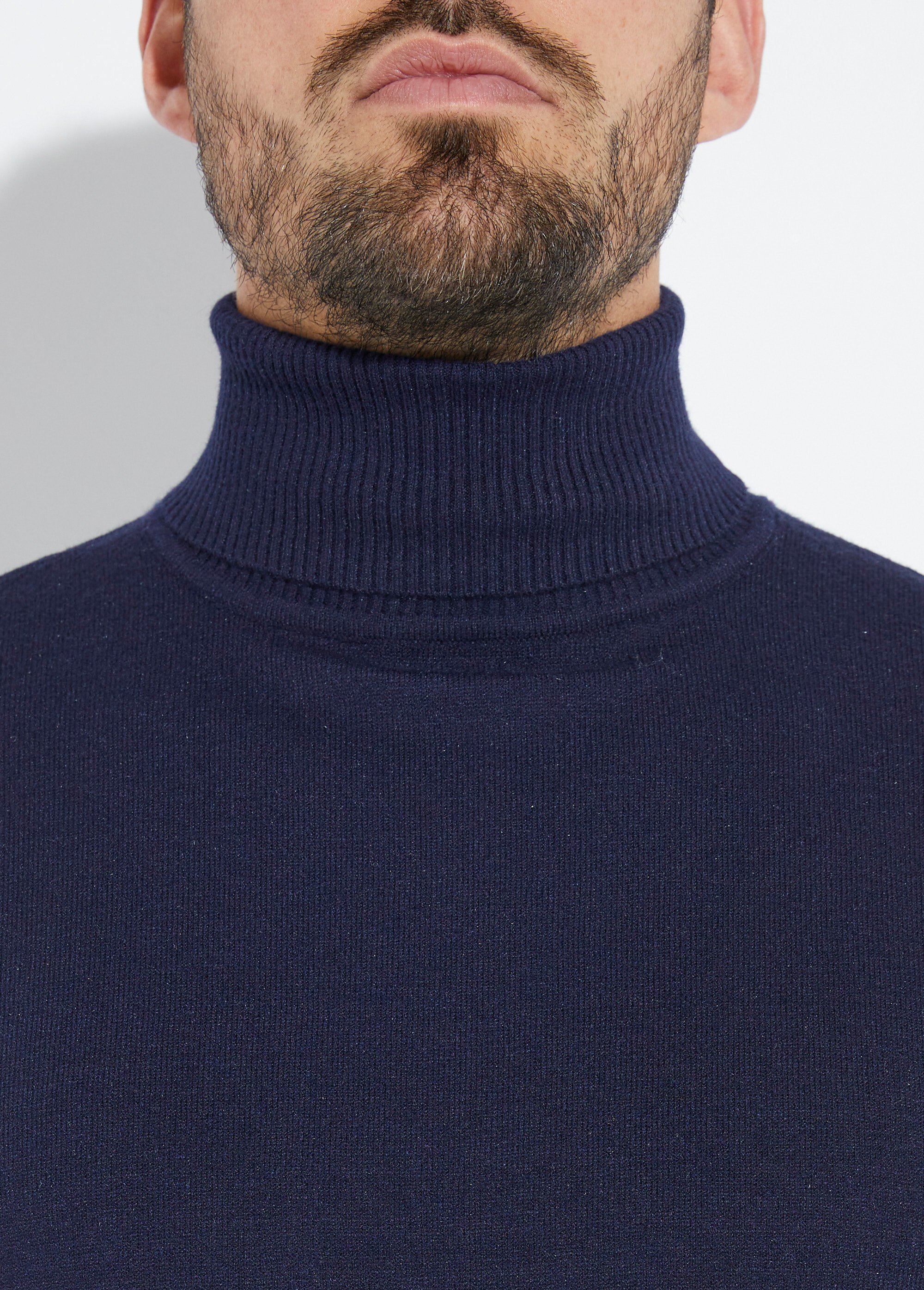 Pull col roulé en maille fine jauge