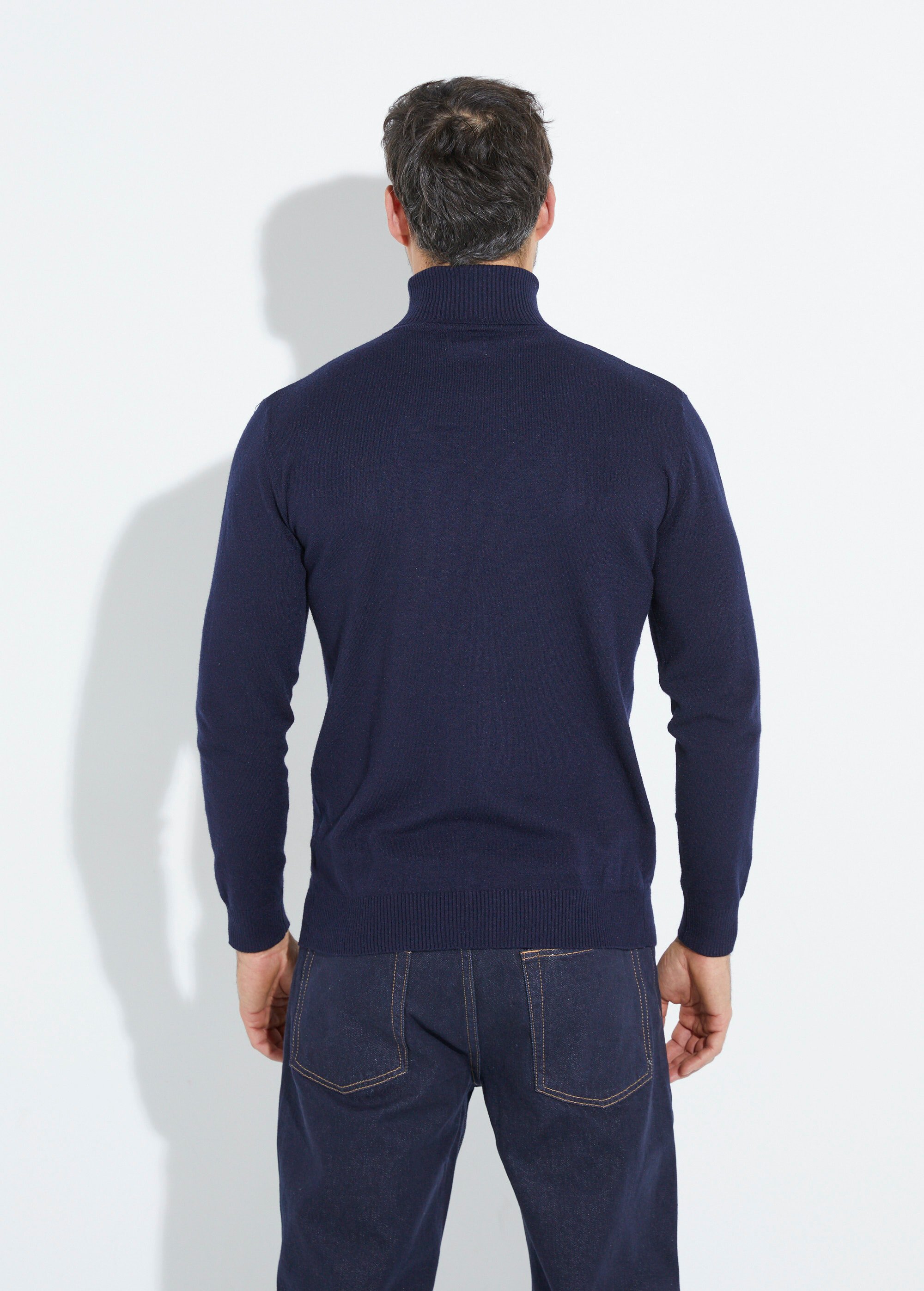 Pull col roulé en maille fine jauge