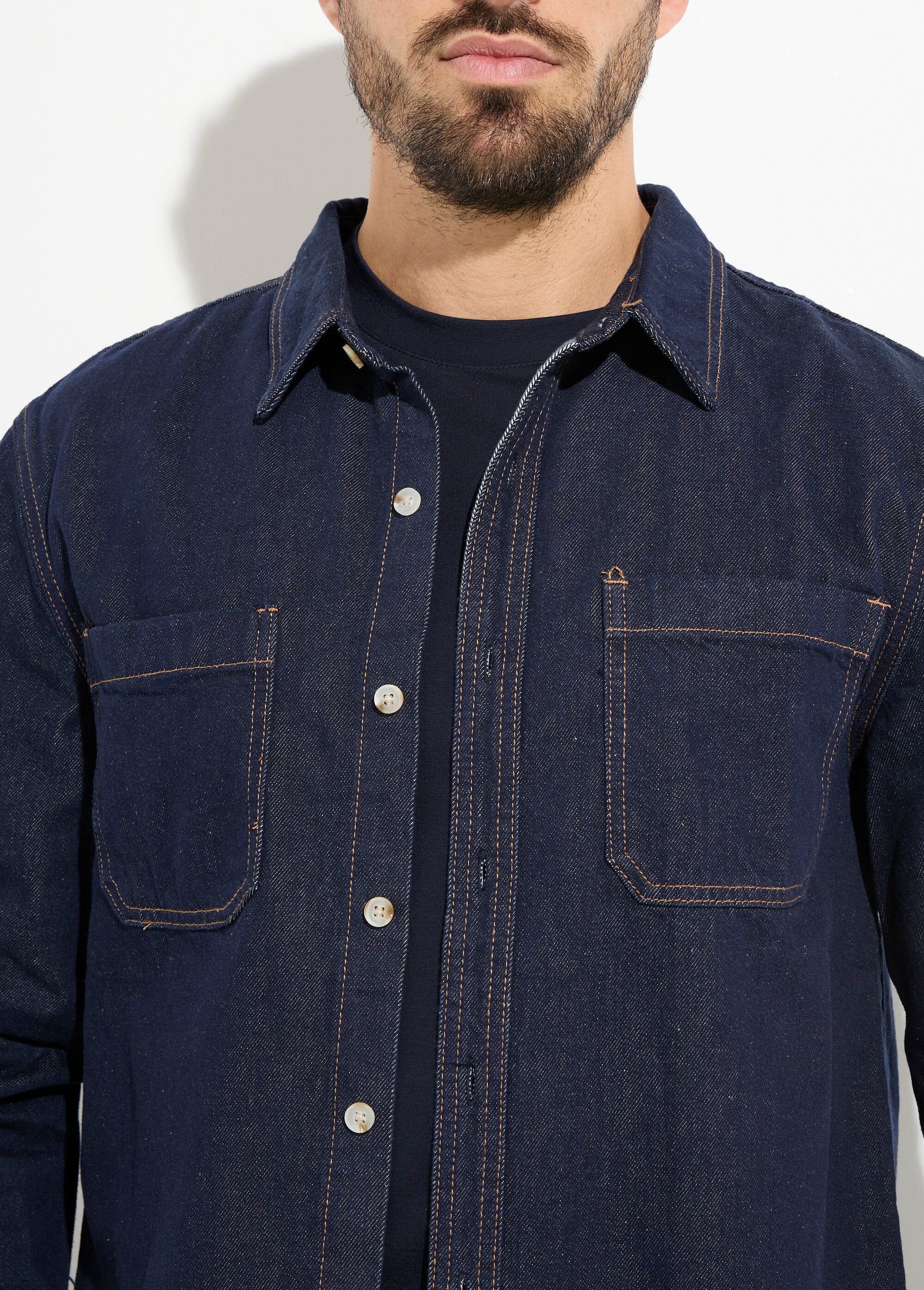Chemise en jean brut et poches plaquées