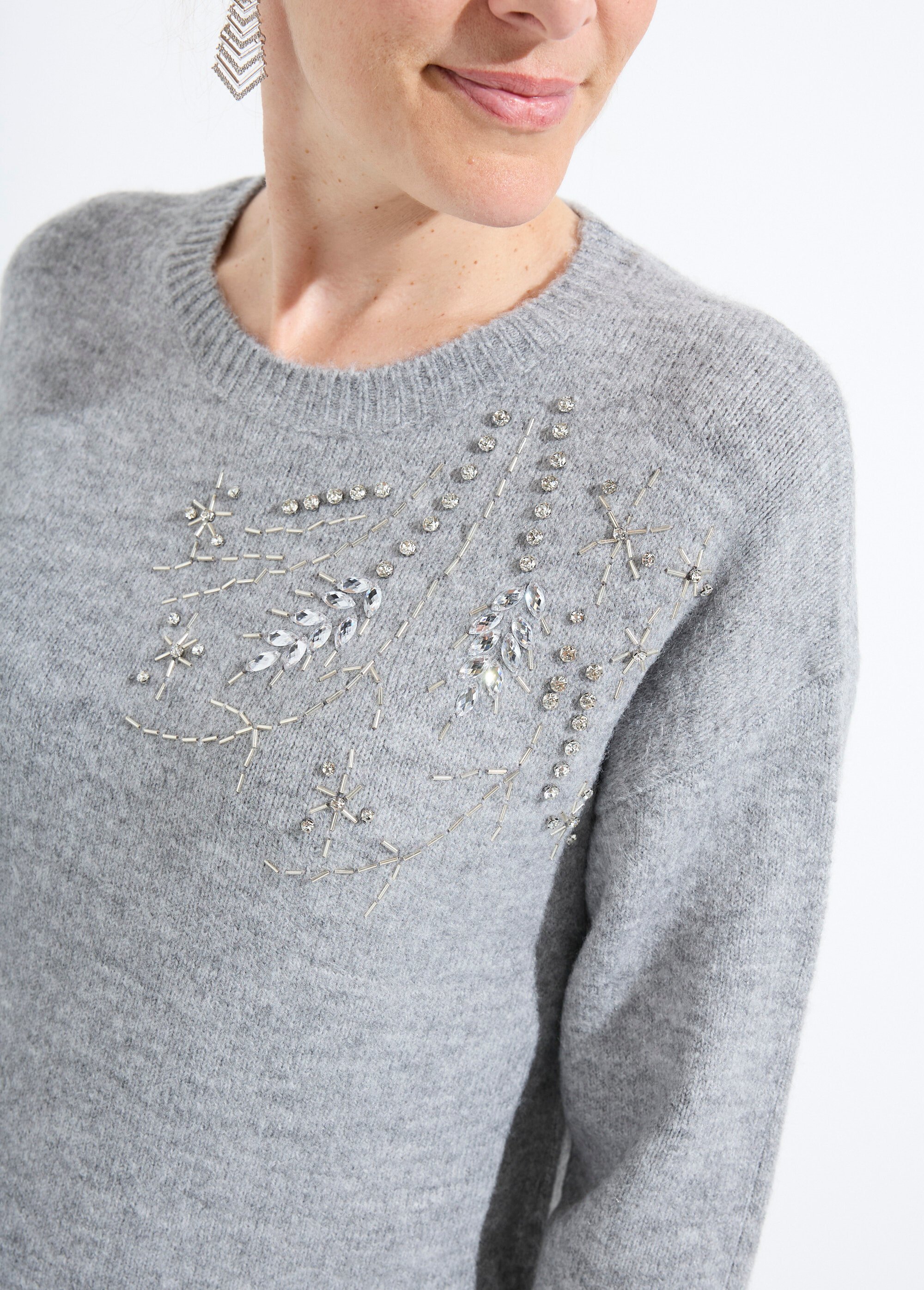 Pull doux col rond avec strass et sequins