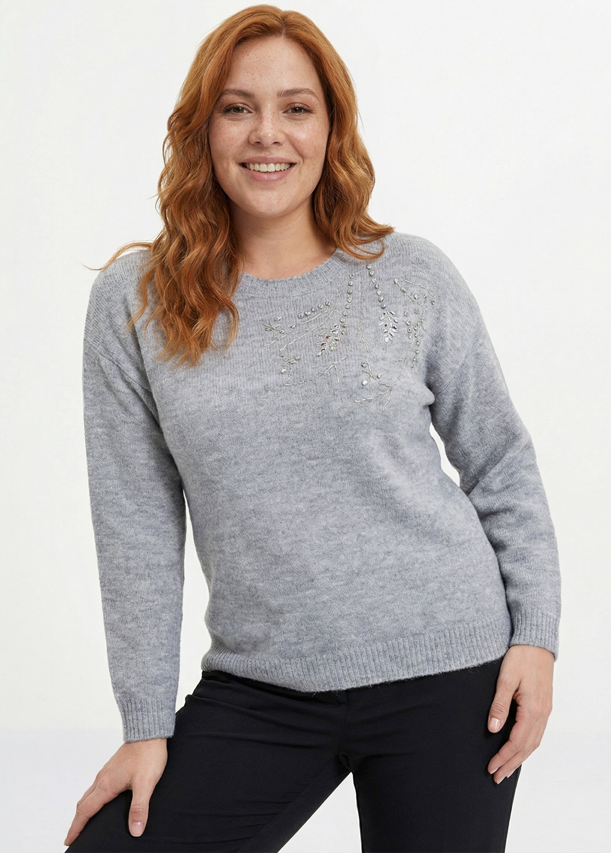 Pull doux col rond avec strass et sequins