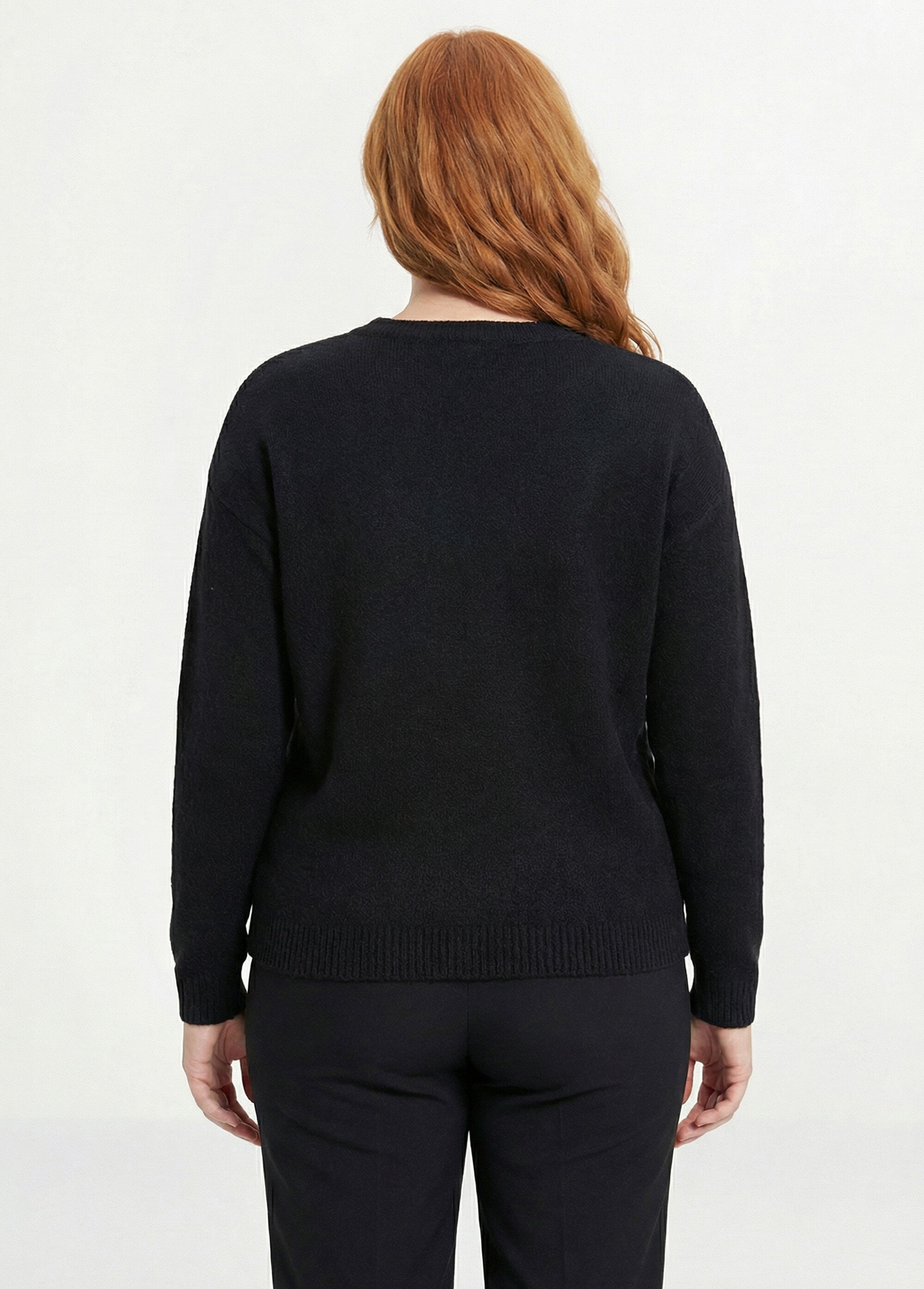 Pull doux col rond avec strass et sequins