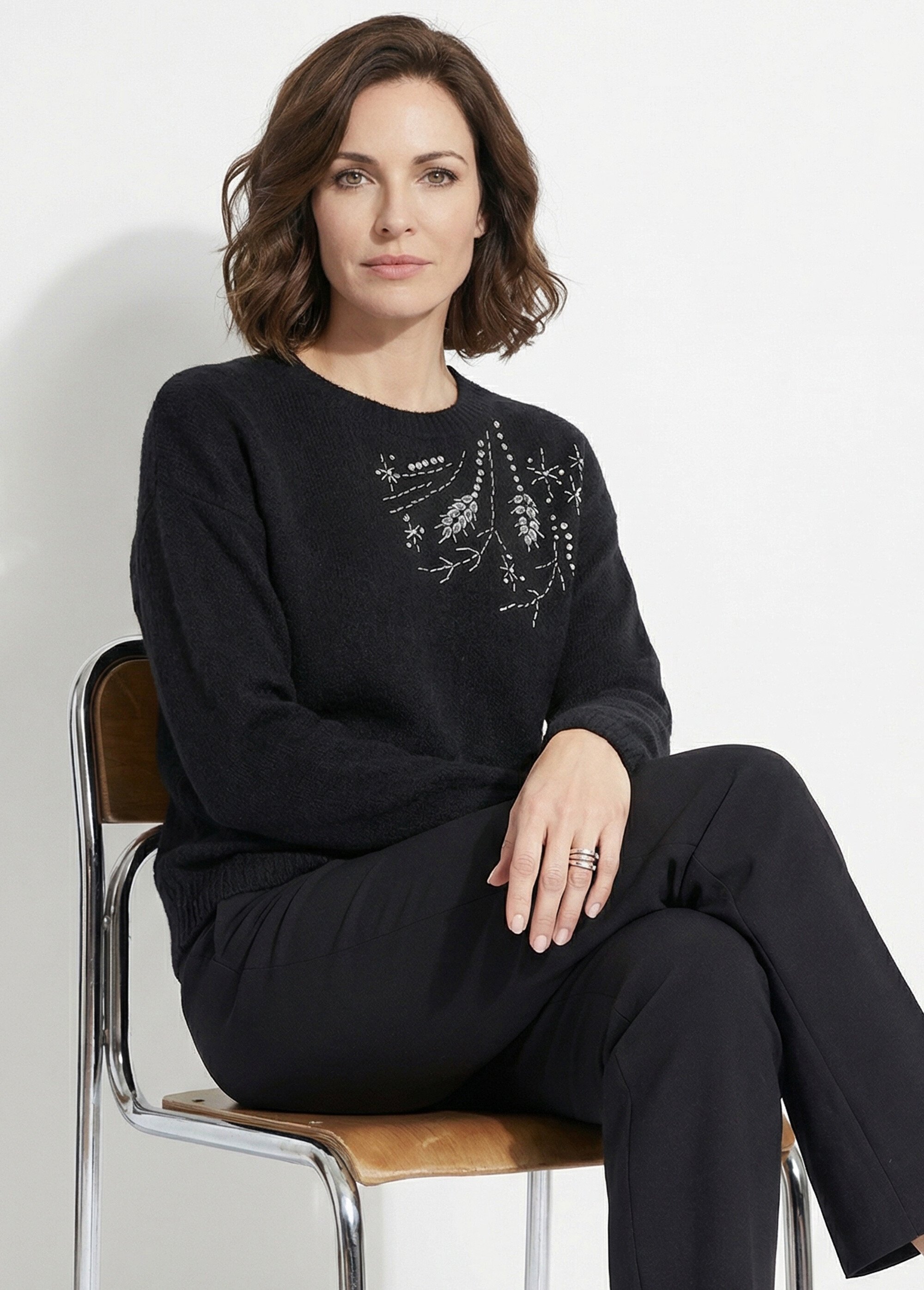 Pull doux col rond avec strass et sequins