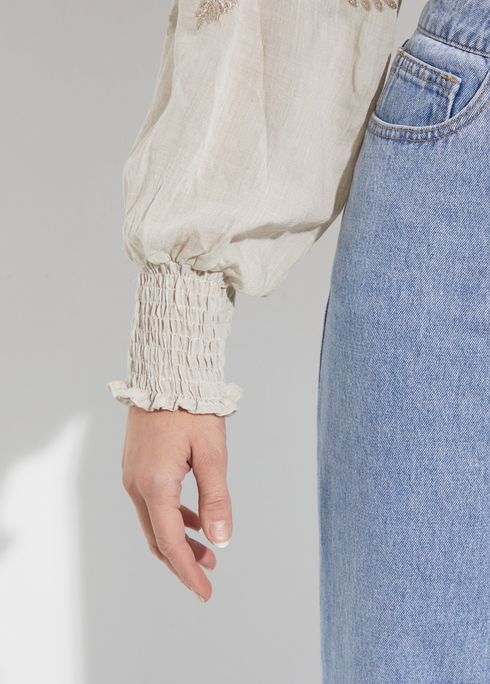 Chemisier brodé, col et poignets plissés Femme Beige JSM-CH2505 DE2