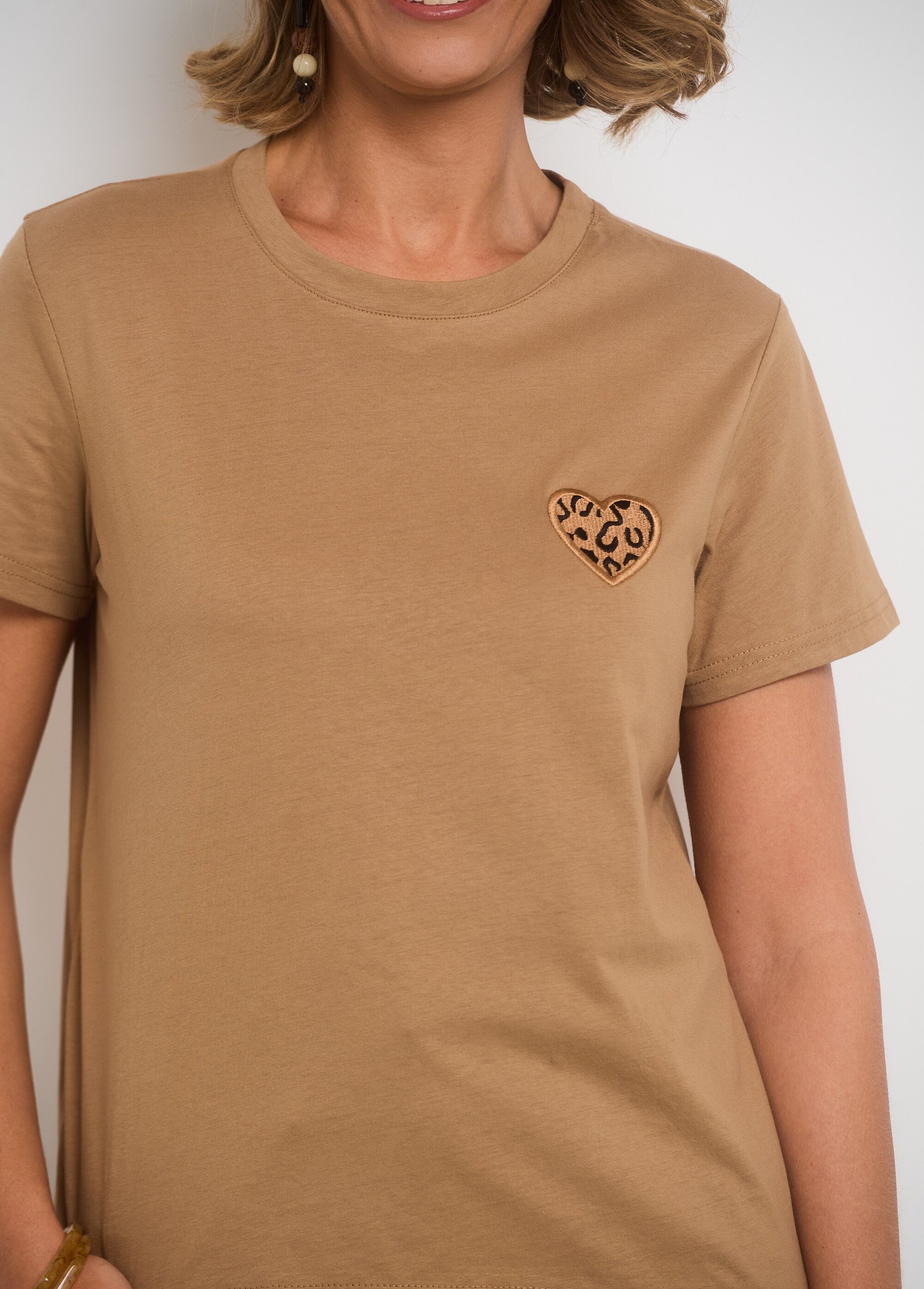 T-shirt col rond coeur brodé poitrine