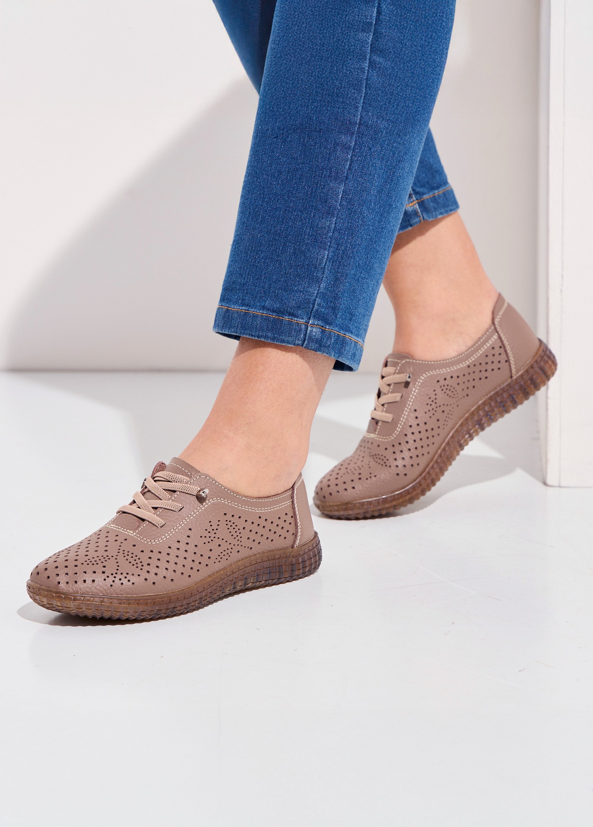 Baskets lacées cuir perforé largeur confort Femme Marron OKRA SI1