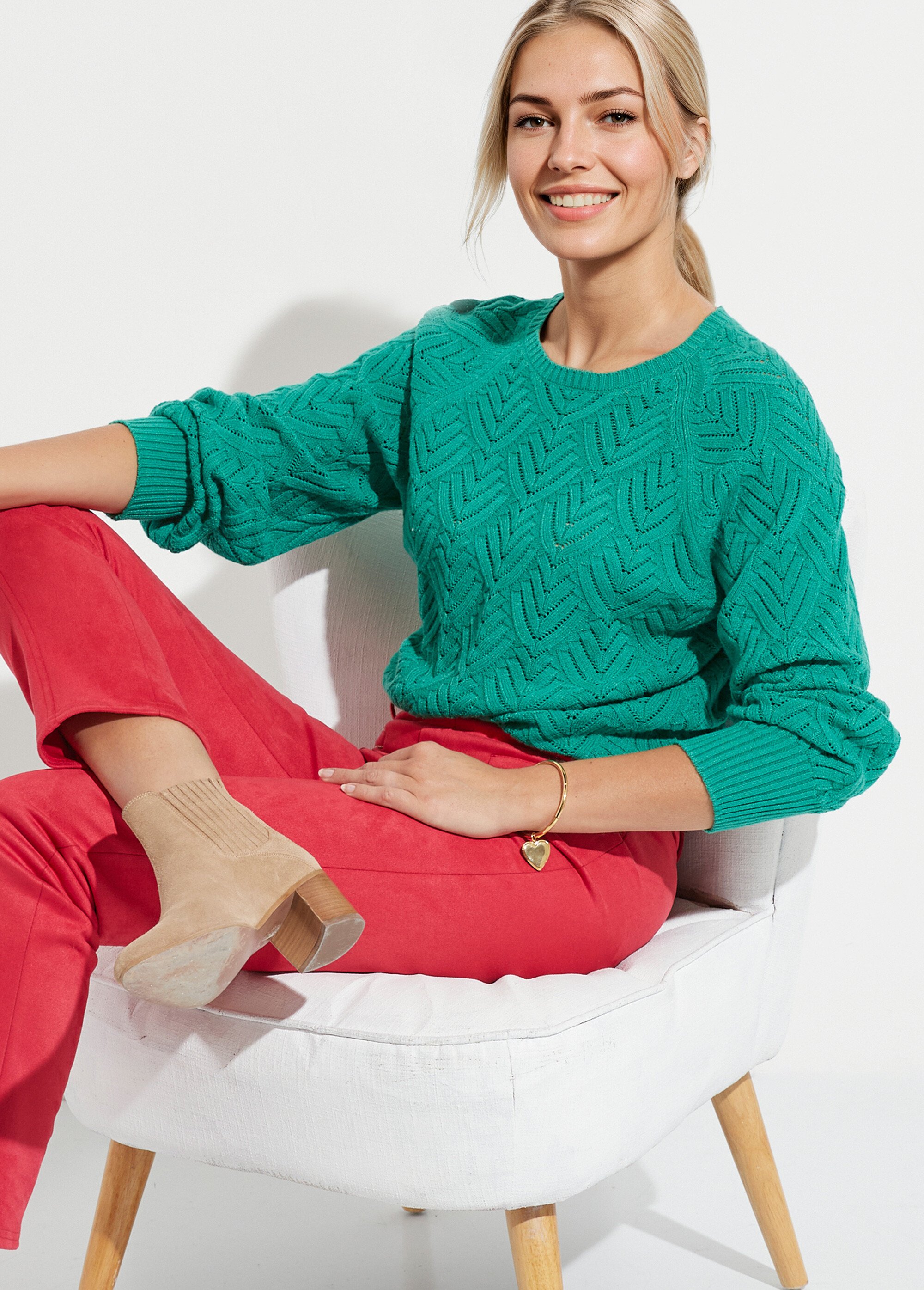 Pull doux court col rond uni ajouré