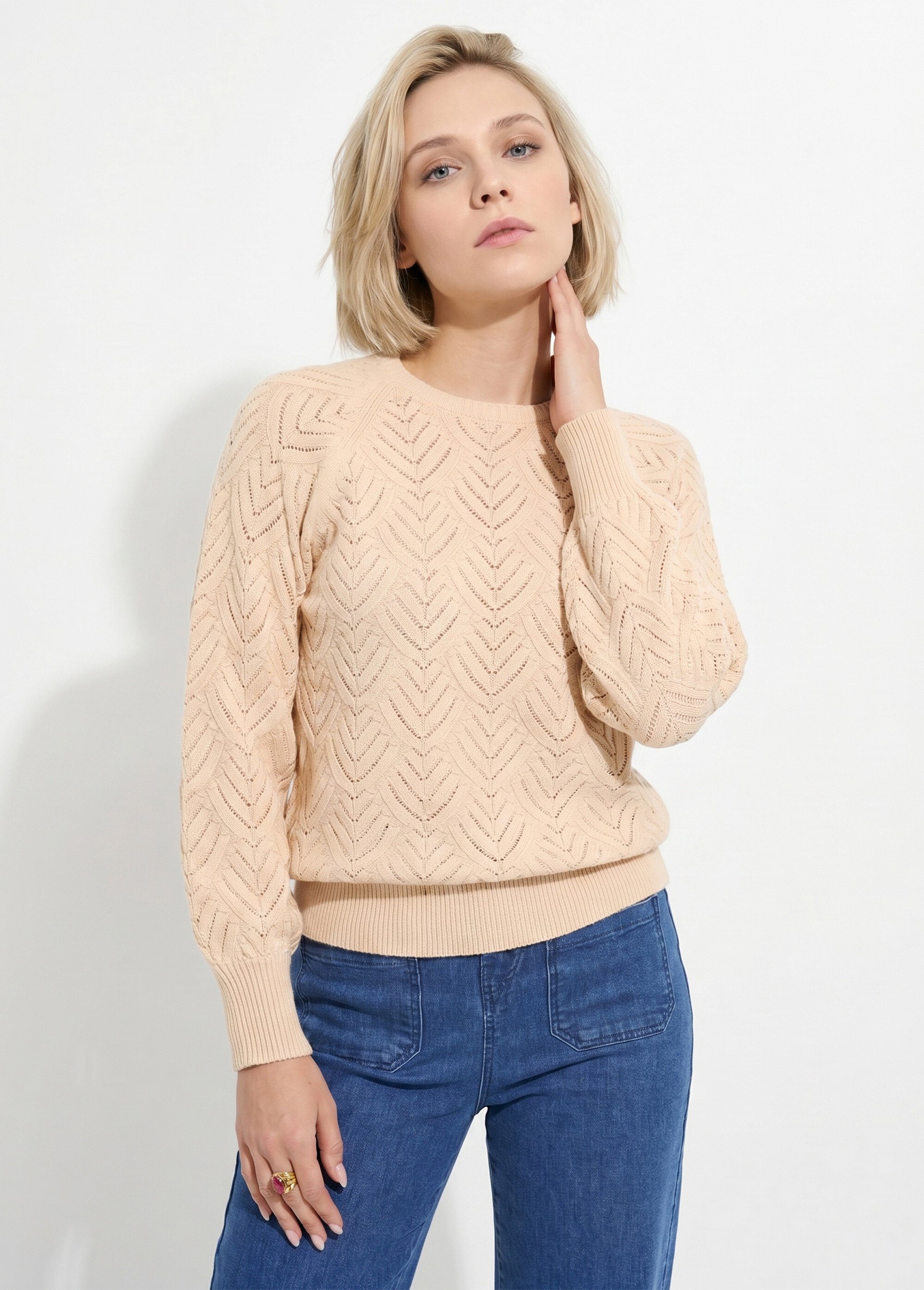 Pull doux court col rond uni ajouré