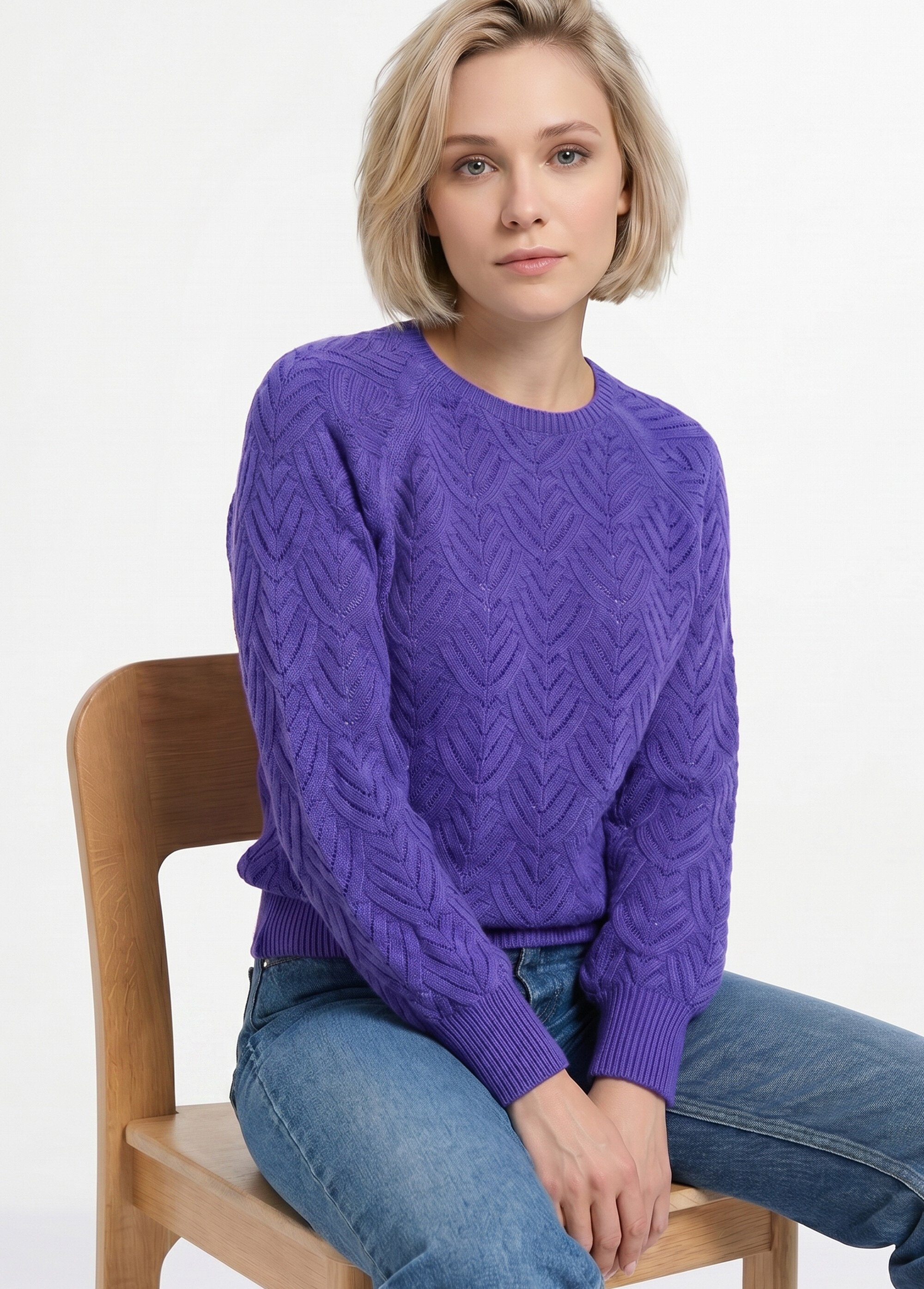 Pull doux court col rond uni ajouré
