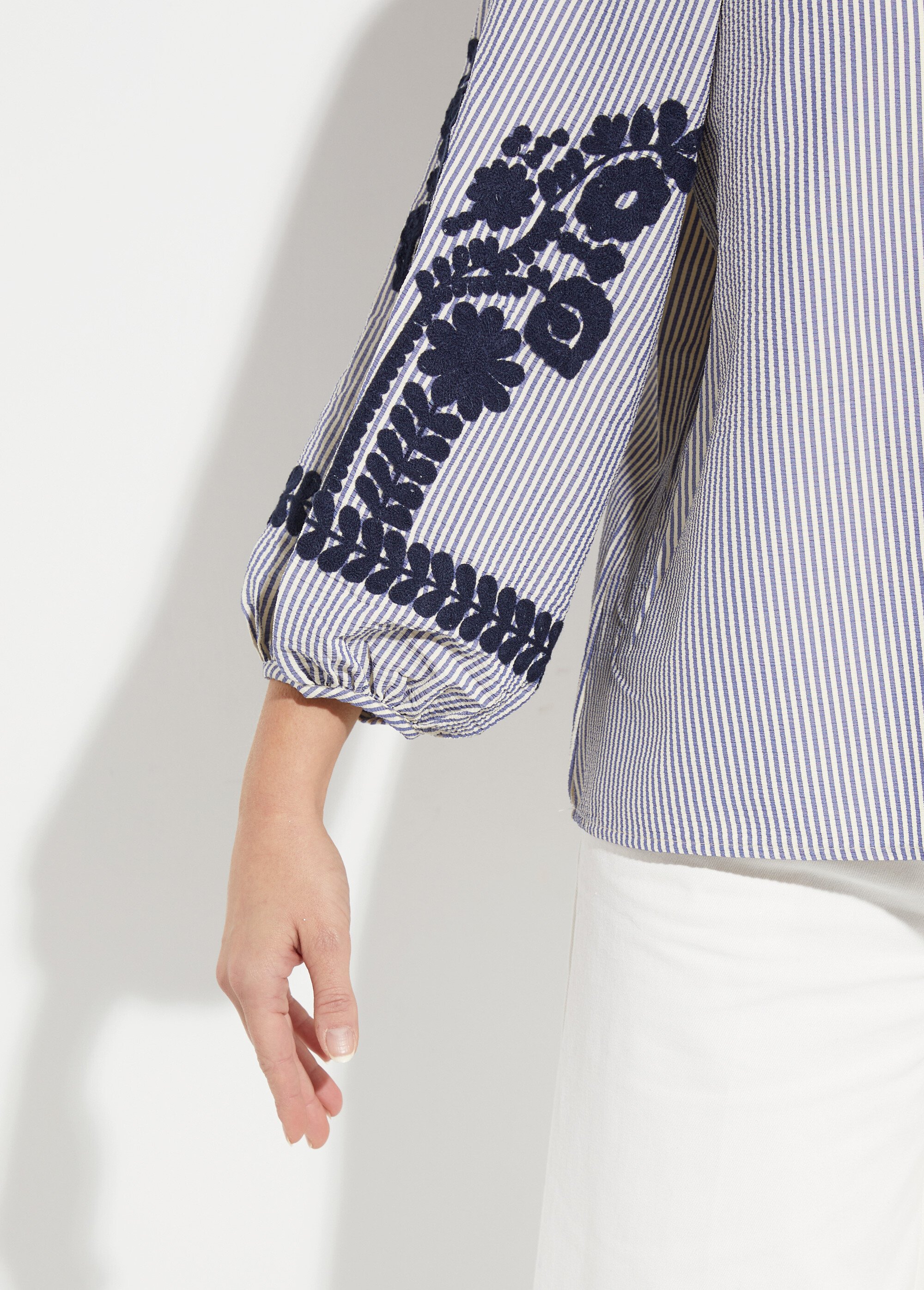 Blouse rayée avec broderies feuillages Femme Bleu JSM-TOP3333 DE2