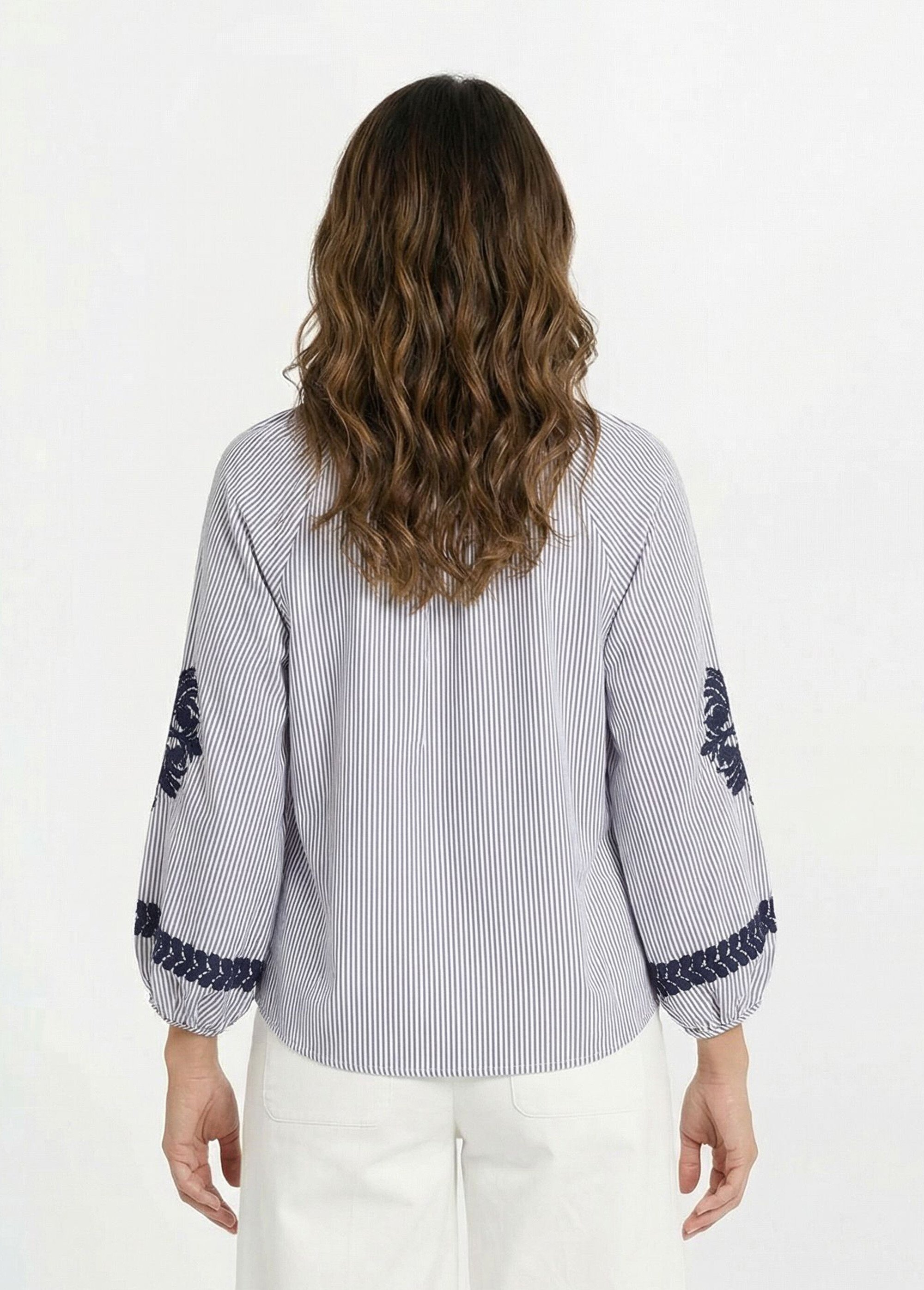 Blouse rayée avec broderies feuillages