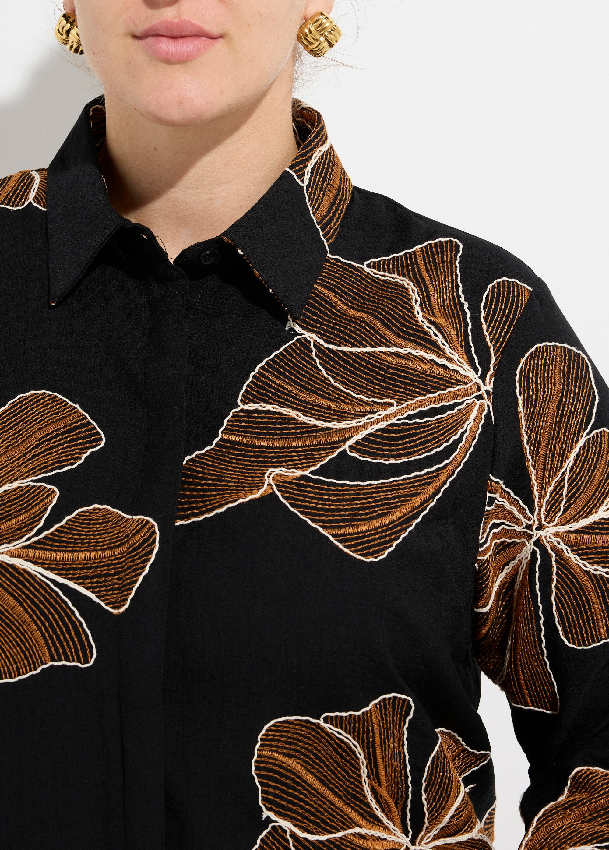 Chemisier avec broderies motif fleurs Femme Grande Taille Noir MA-008-2338 DE1