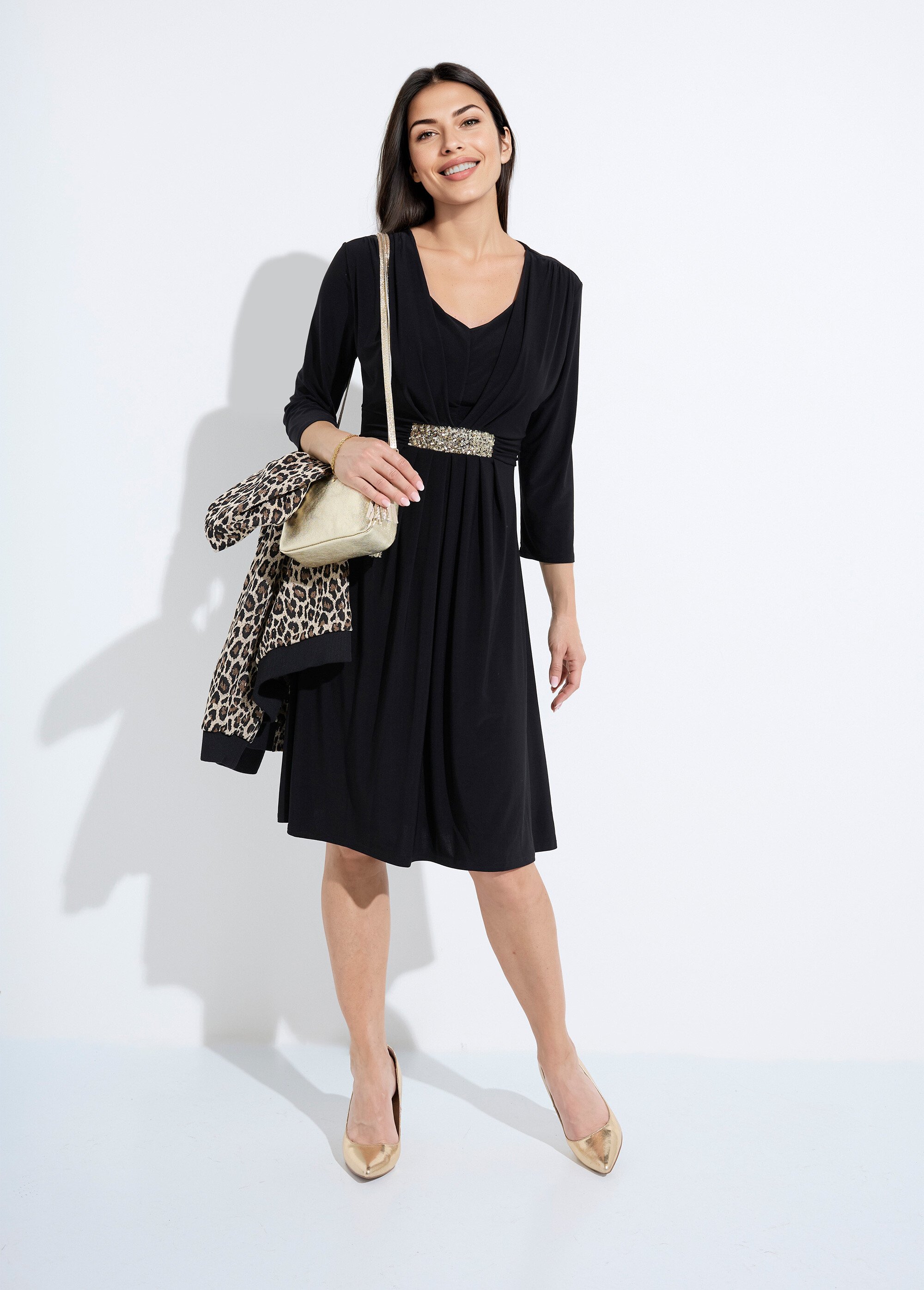 Robe courte col V effet drapé ceinture bijou