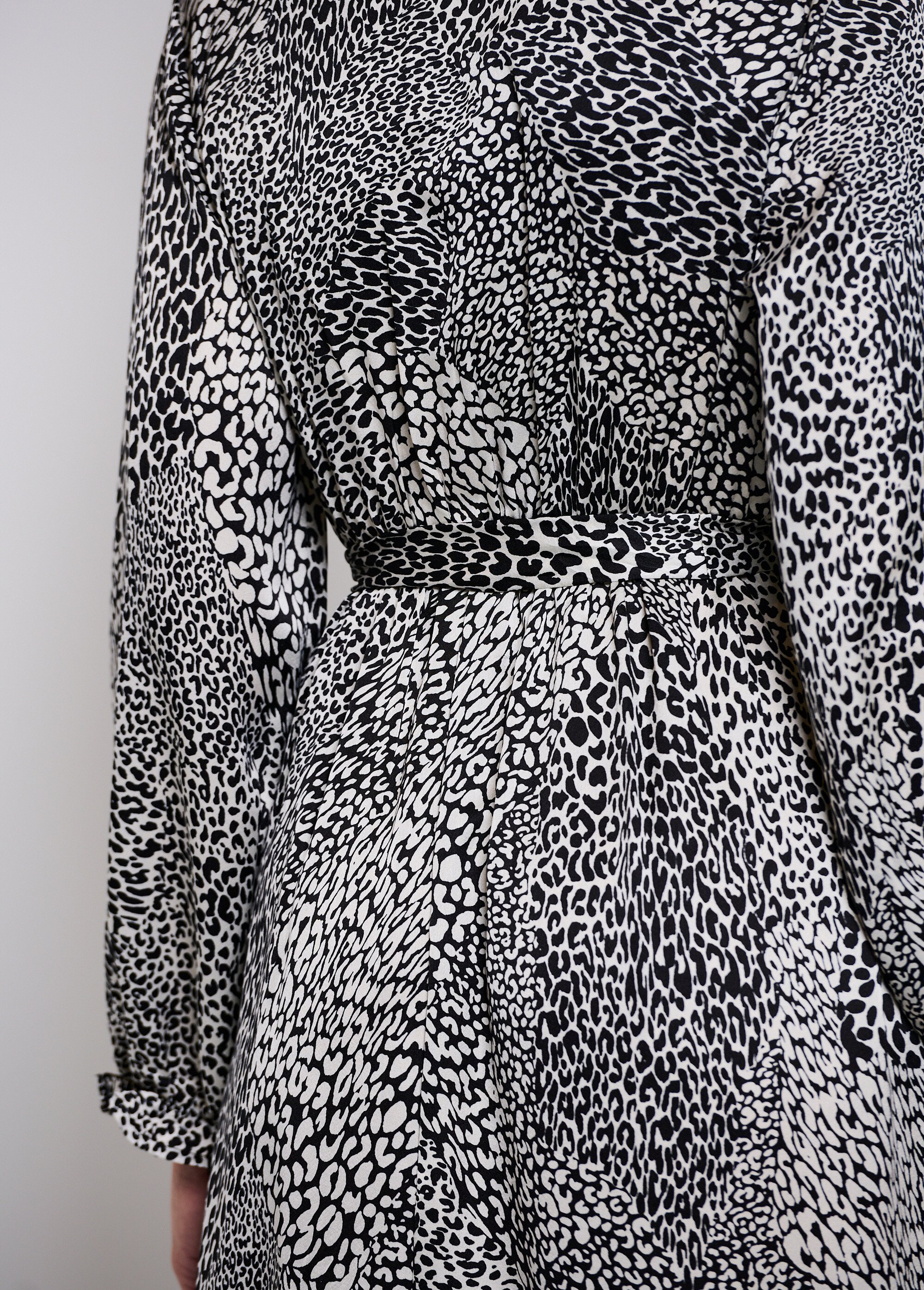 Robe longue satinée imprimé animalier Femme Noir ZM-3071 DE2