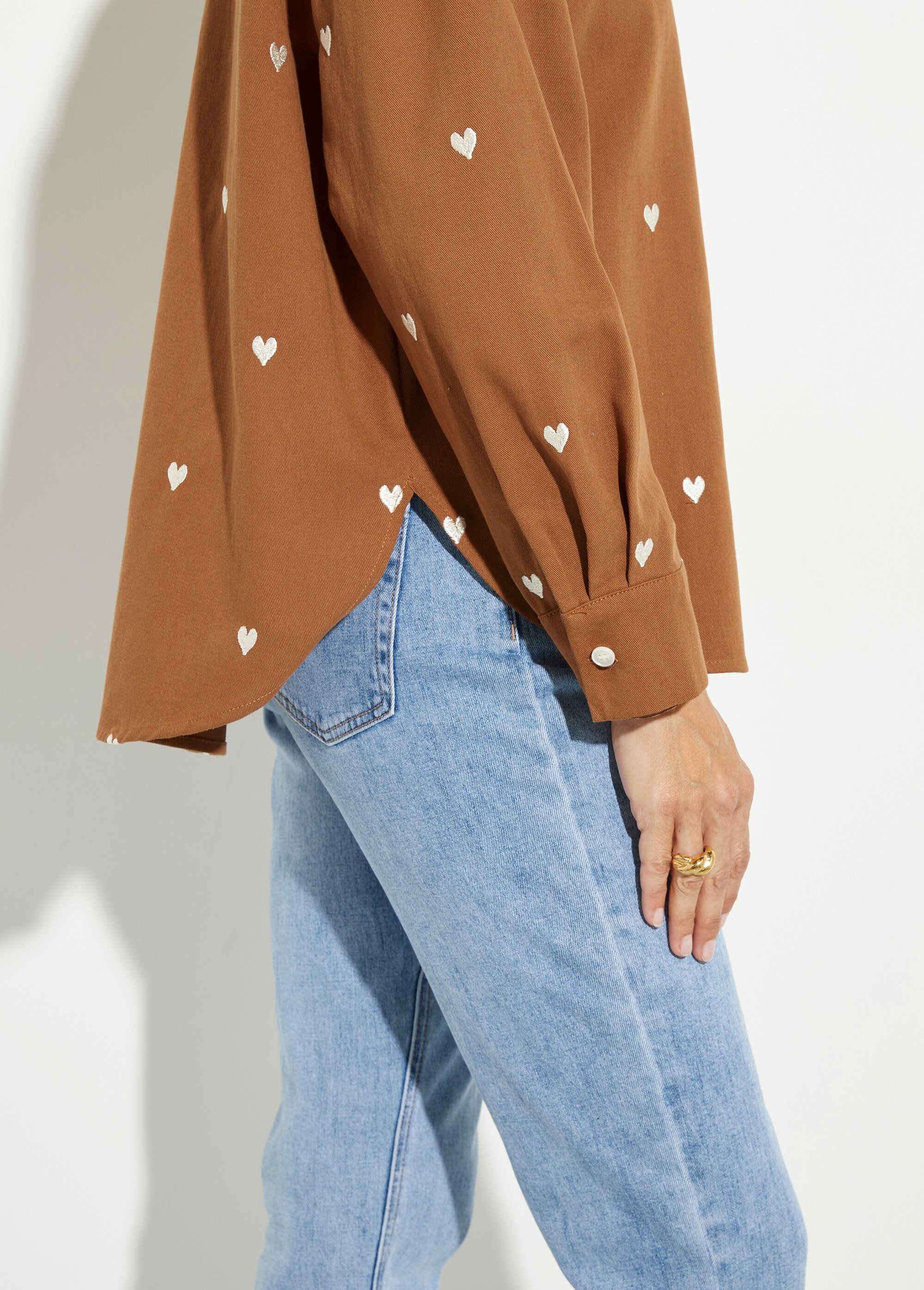Surchemise en twill avec cœur brodés Femme Beige IA-Q3089 DE1