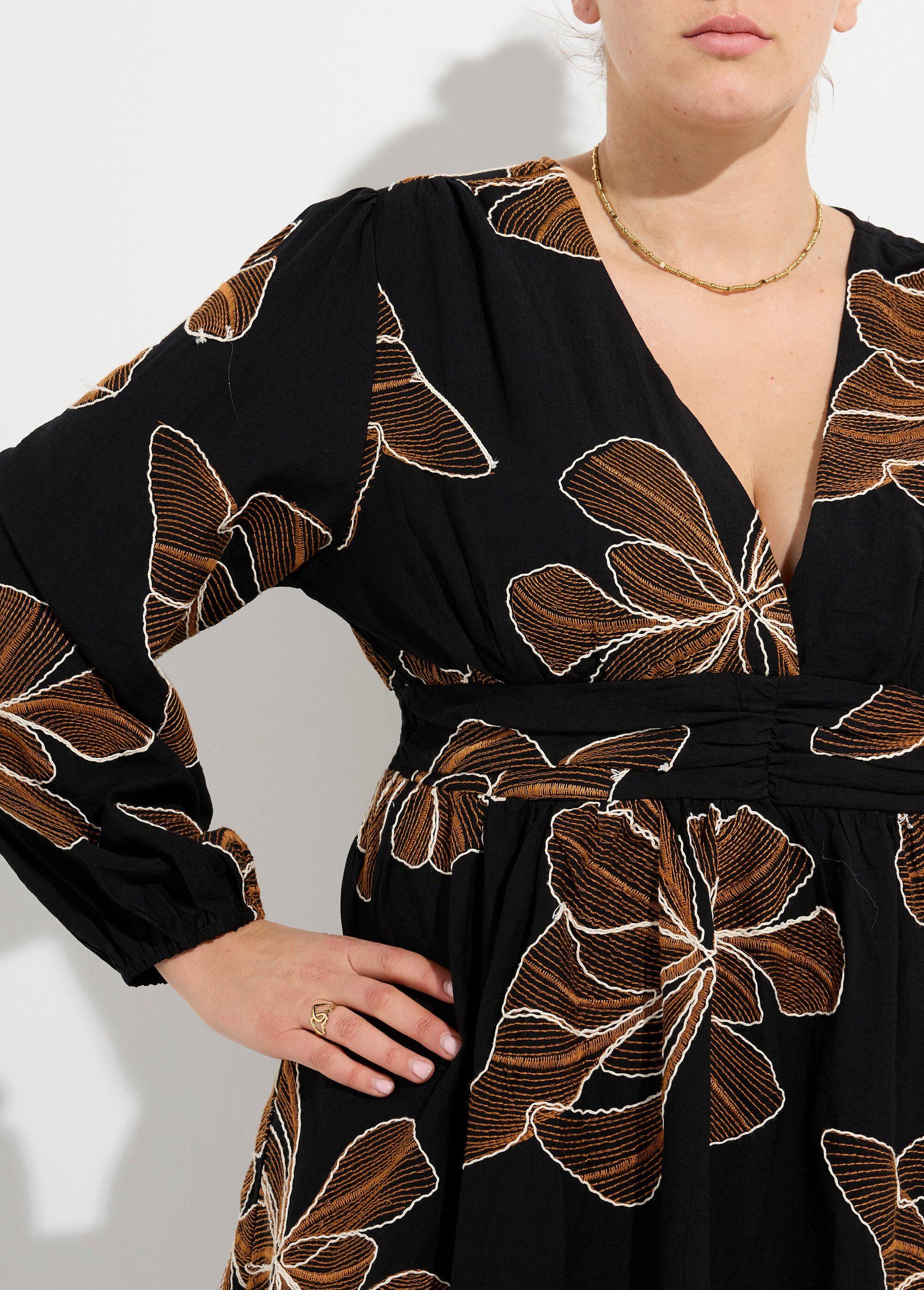 Robe col V, broderies fleurs stylisées