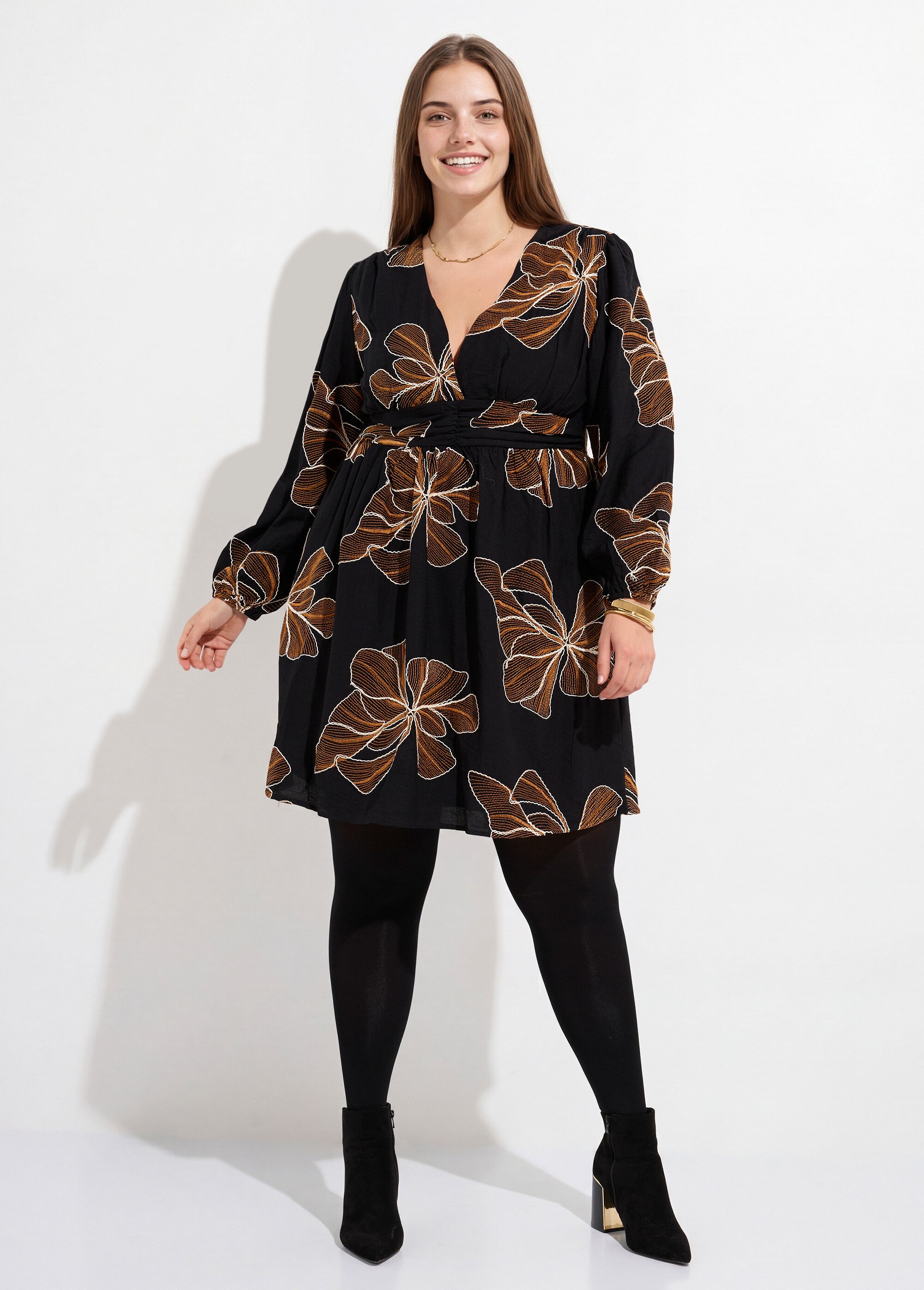 Robe col V, broderies fleurs stylisées Femme Grande Taille Noir MA-M282-2338 FA1