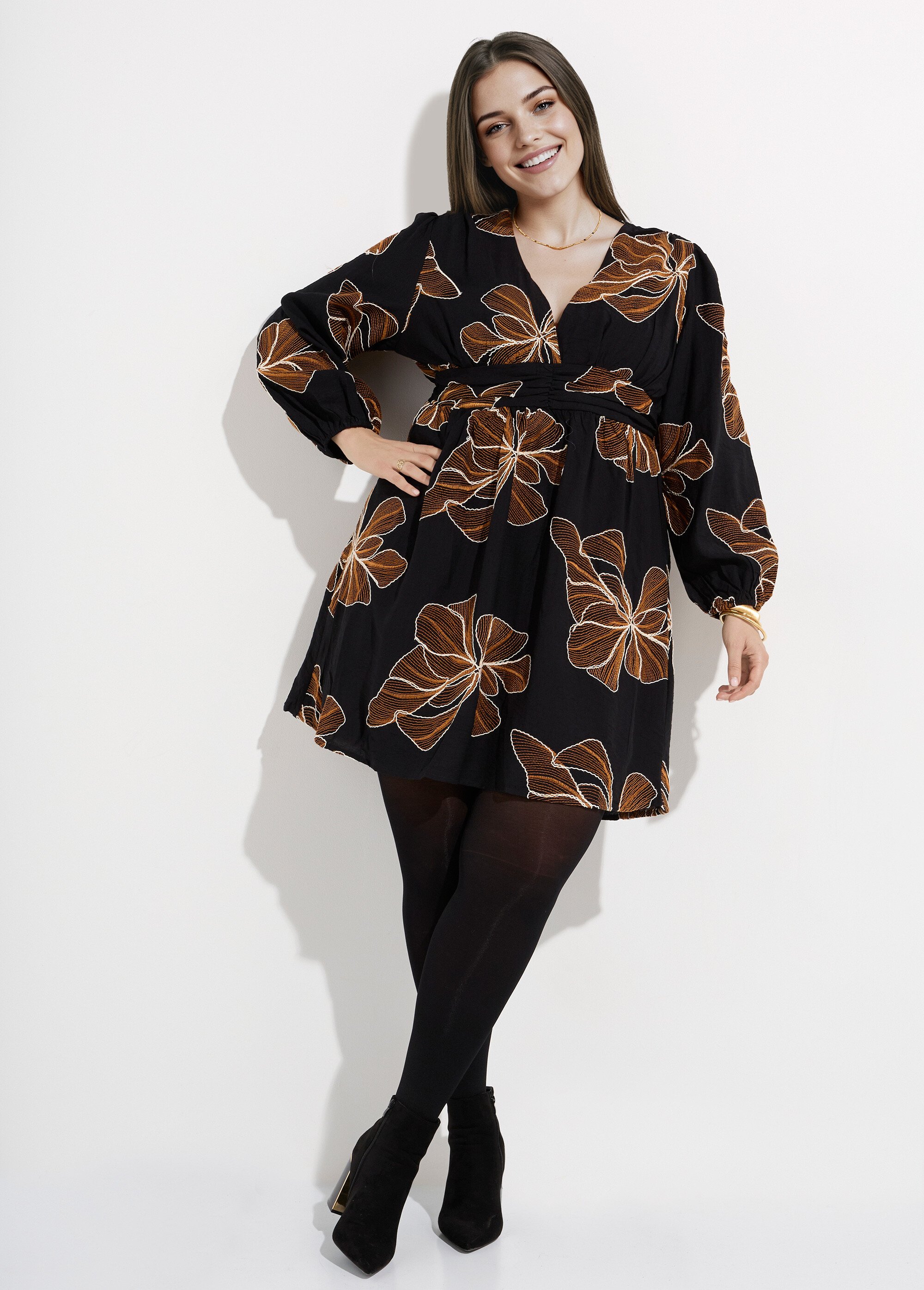 Robe col V, broderies fleurs stylisées Femme Grande Taille Noir MA-M282-2338 MV1