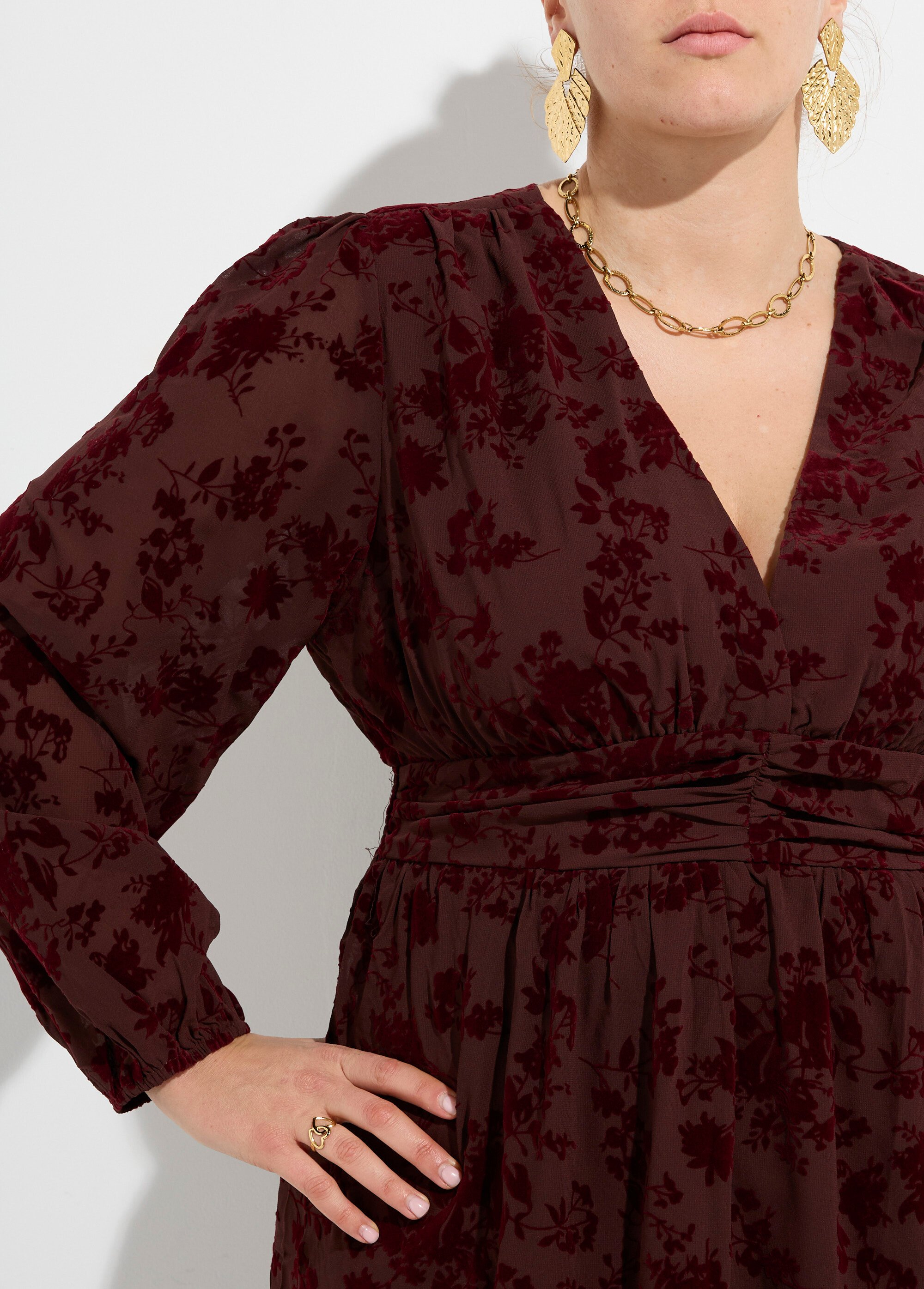 Robe col V en voile et motif velours