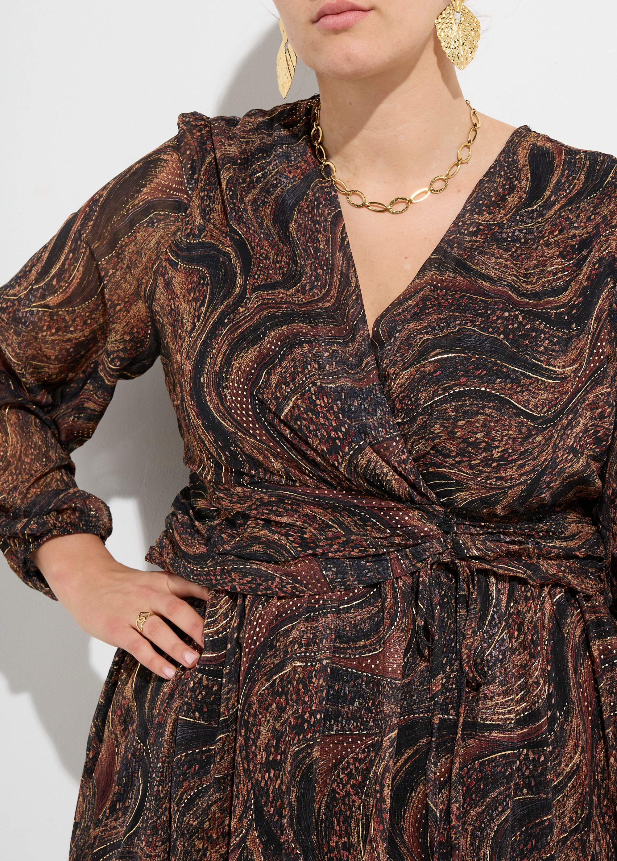 Robe col V, voile fantaisie métallisé