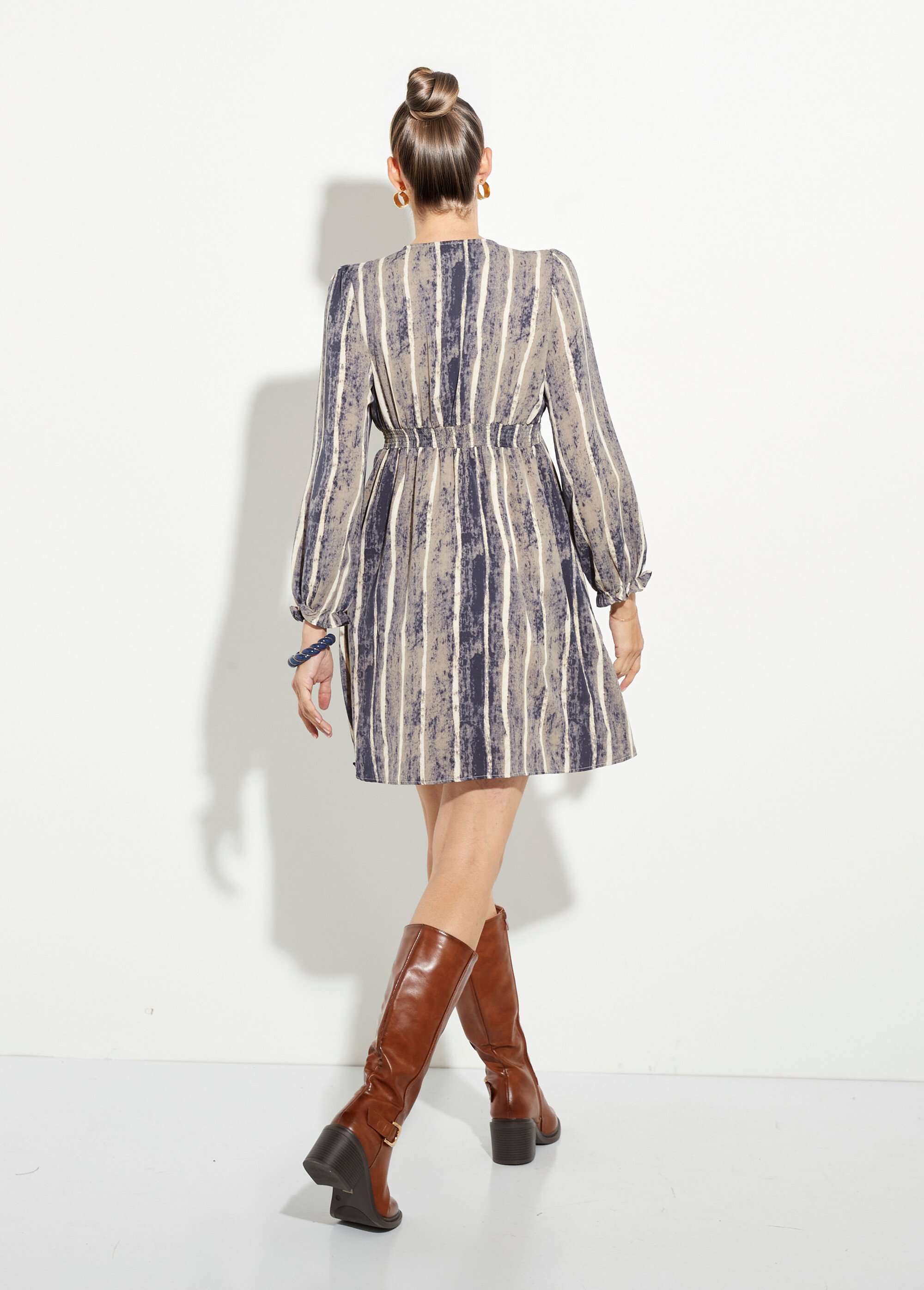 Robe courte col V taille haute plissée