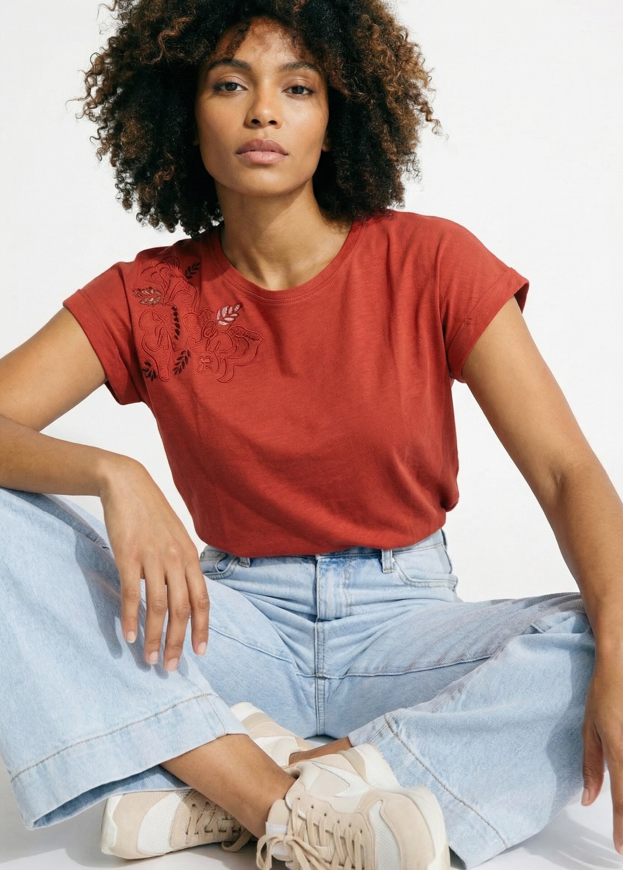 T-shirt court uni brodé ajouré manches courtes Femme Rouge CLEYA MV1
