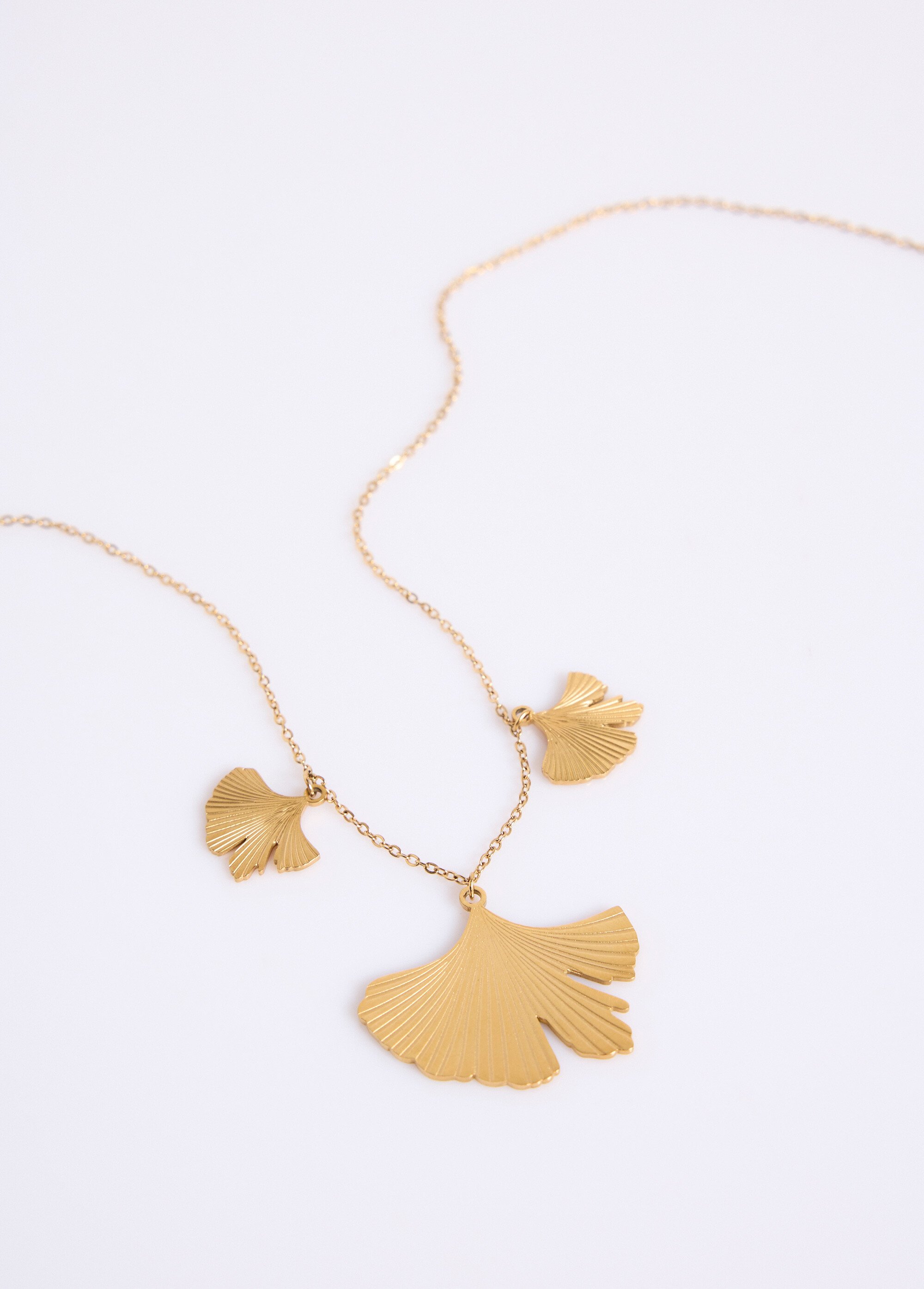 Collier avec breloques ginkgo acier inoxydable doré